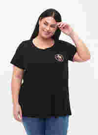 T-Shirt aus Baumwolle mit Aufdruck, Black W. Chest print, Model