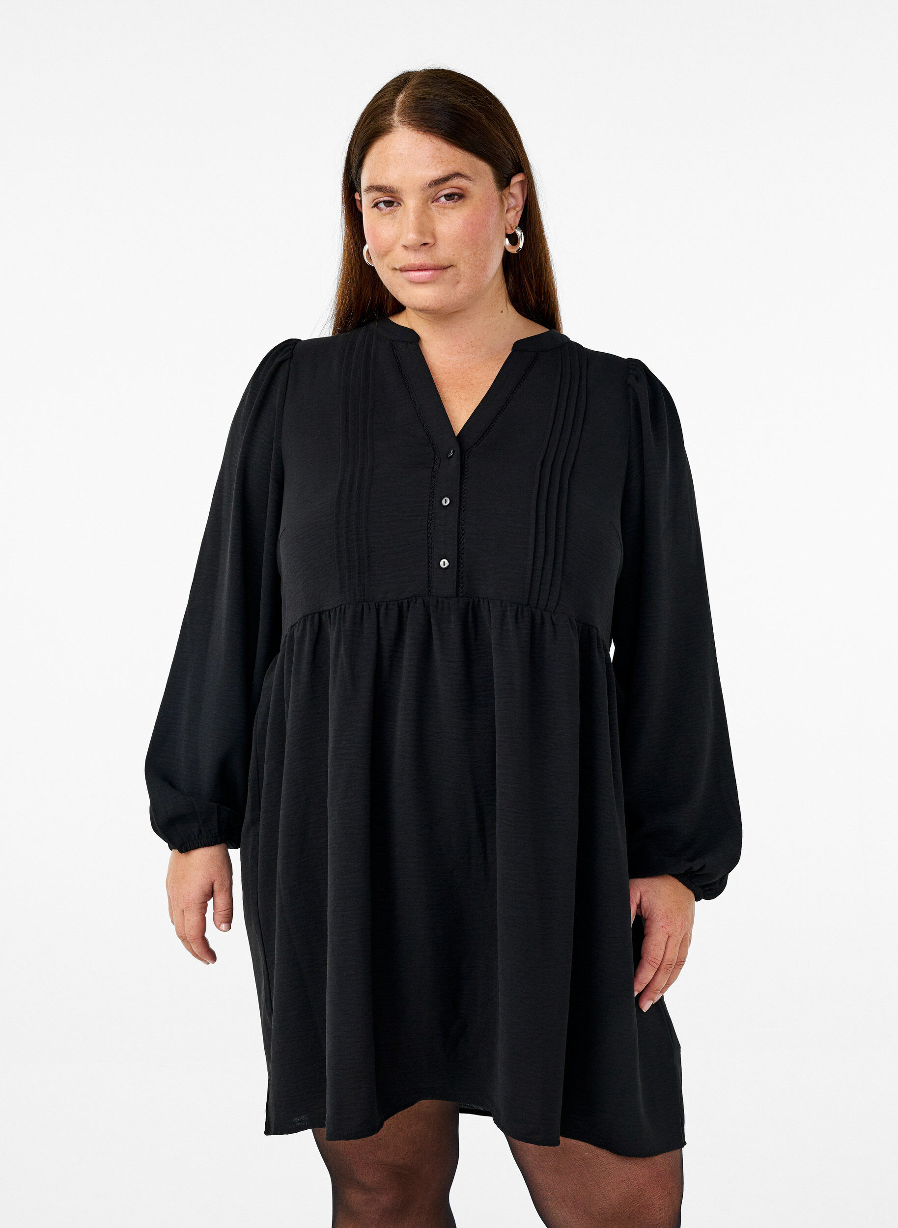 ZizziFLASH - Kurzes Kleid mit Falten und langen &Auml;rmeln, Schwarz, Model image number 0