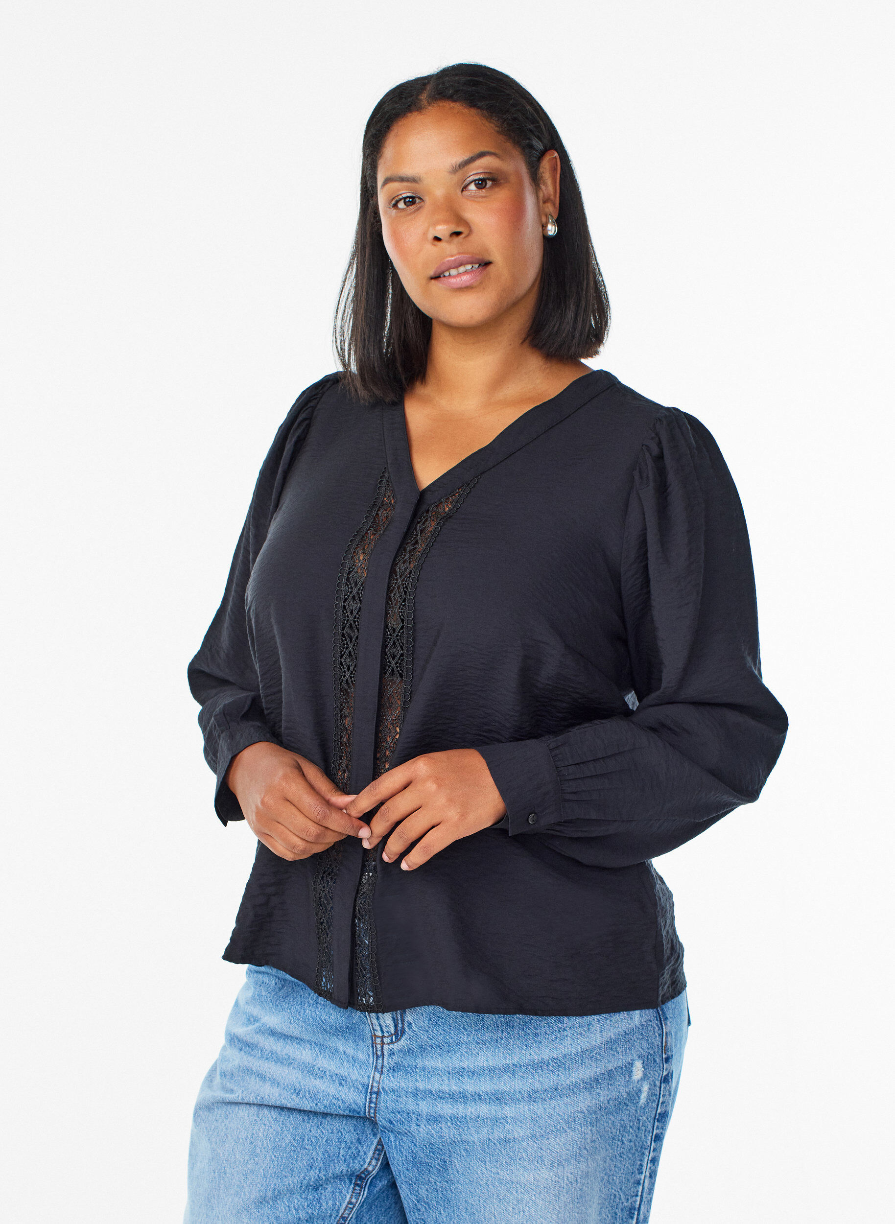 Bluse mit V-Ausschnitt und bestickten B&auml;ndern, Schwarz, Model