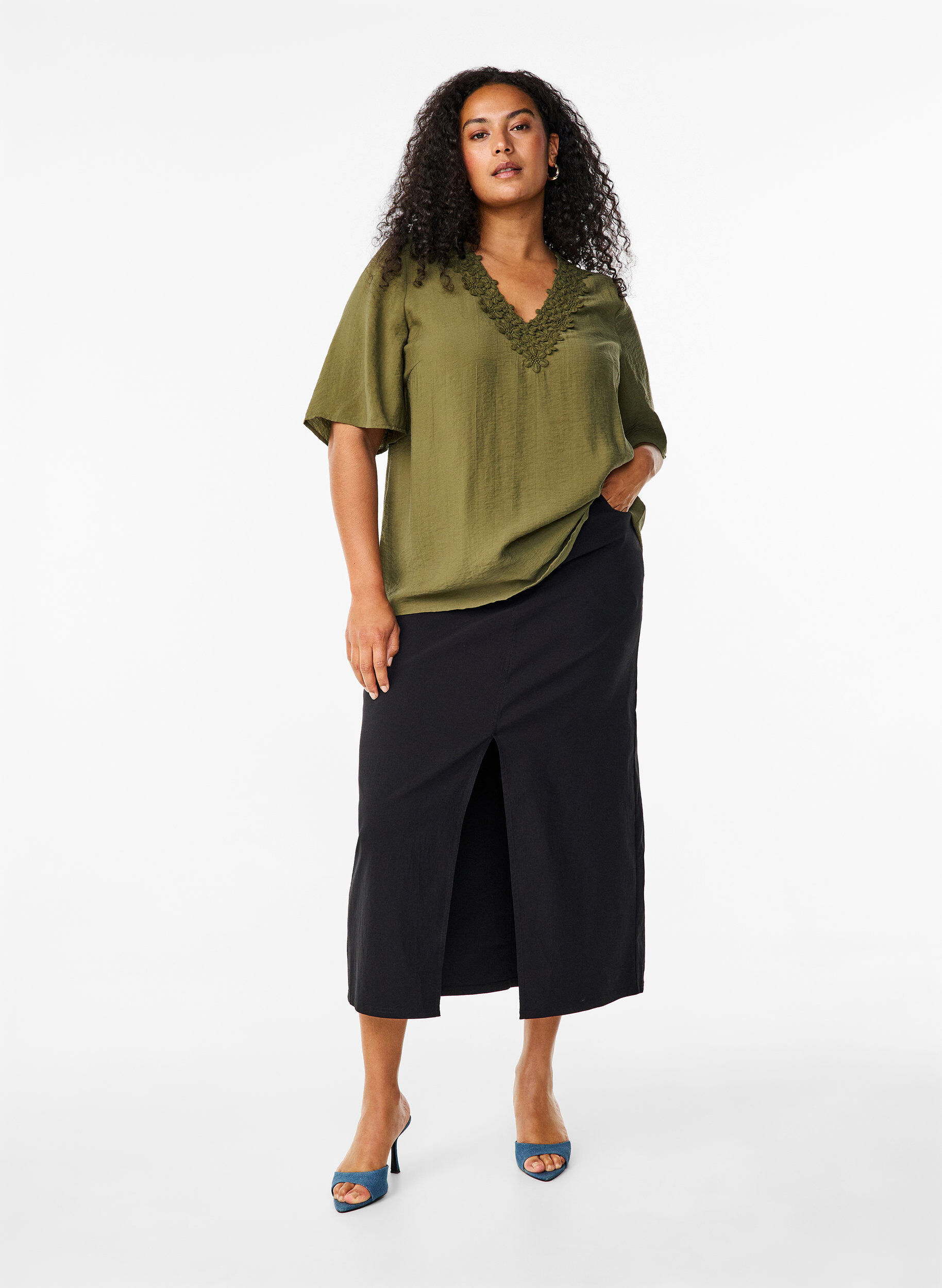 ZizziViskose-Bluse mit V-Ausschnitt und Stickdetail, Gr&uuml;n, Model image number 1