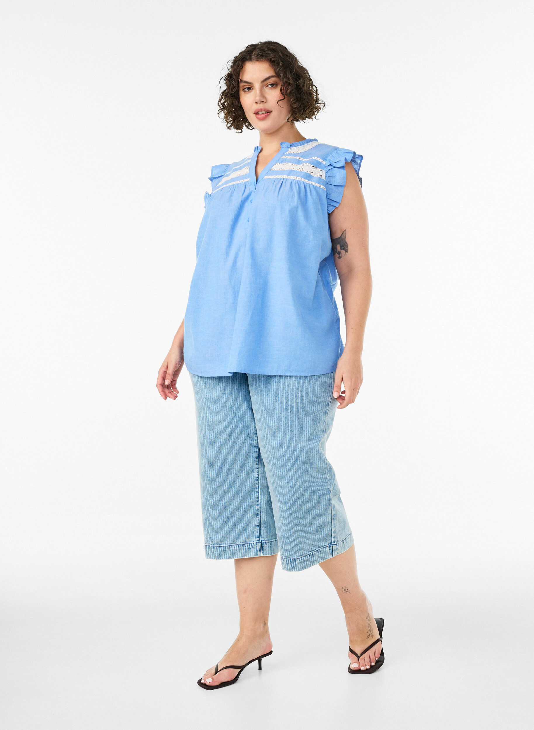 Zizzi&Auml;rmellose Bluse aus Baumwolle mit R&uuml;schenkanten, Blau, Model image number 1
