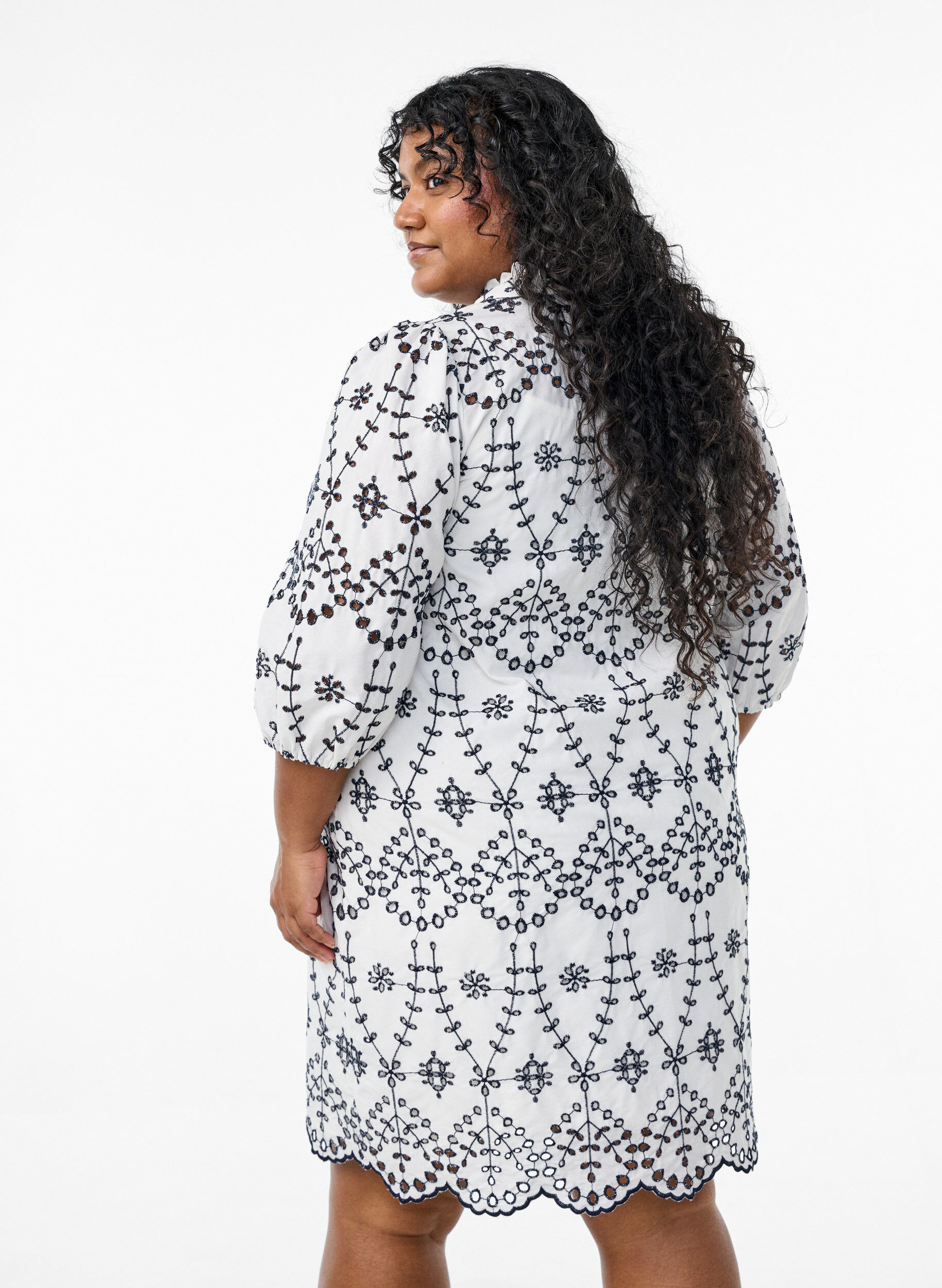 ZizziKleid mit kontrastierender Lochstickerei, White w. Navy Blazer, Model image number 1