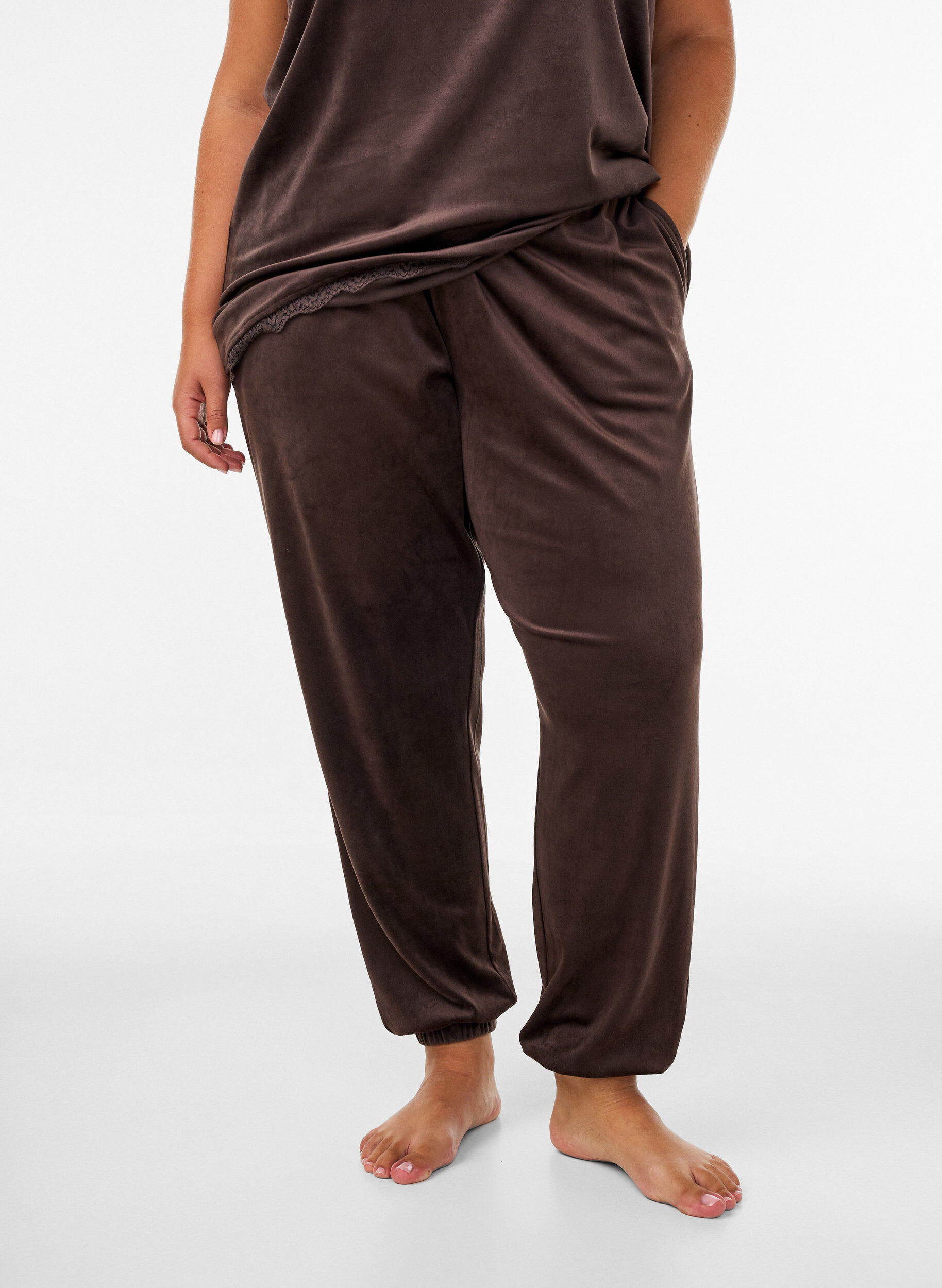 Lockere Hose aus Velours, Braun, Model