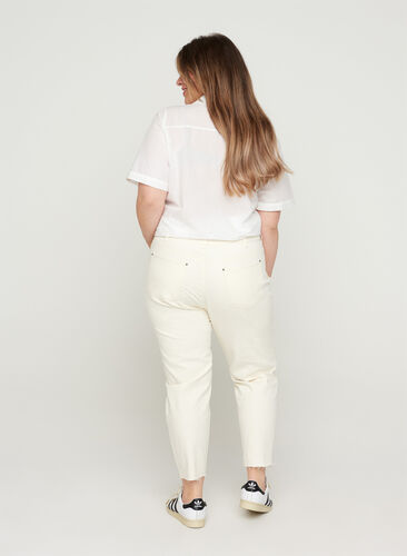 Cropped Mille Mom Jeans mit Fransensaum, Ecru, Model image number 1