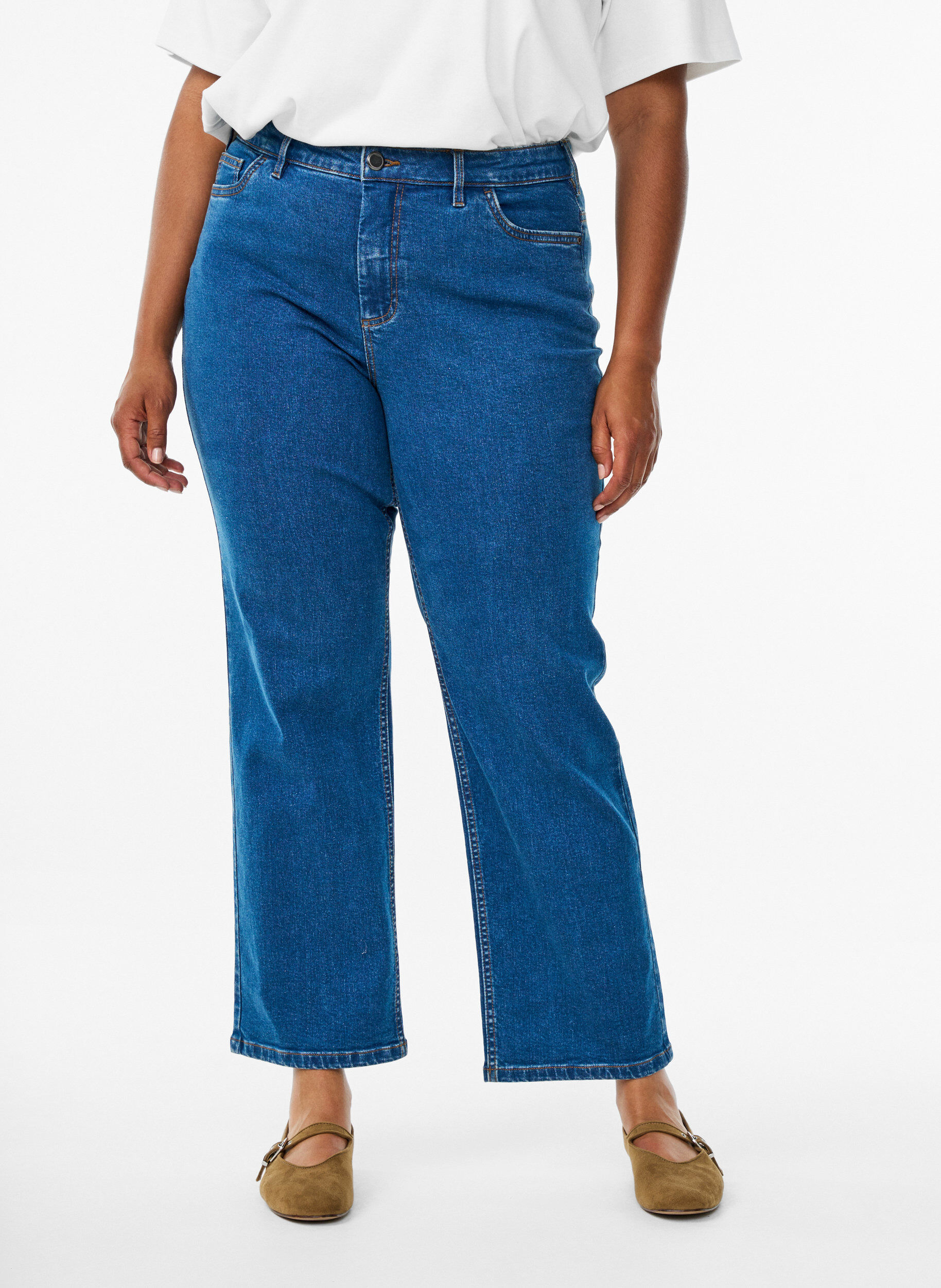 ZizziGemma Jeans mit hoher Taille in Regular Fit, Blau, Model image number 2