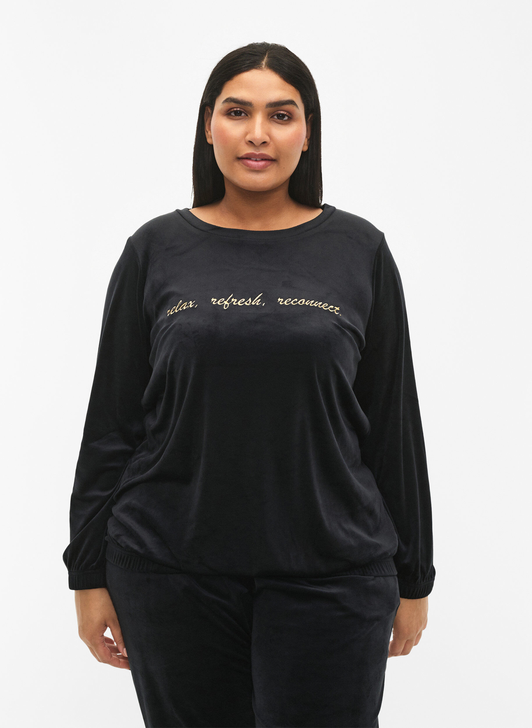 ZizziVeloursbluse mit aufgesticktem Text, Black, Model image number 0