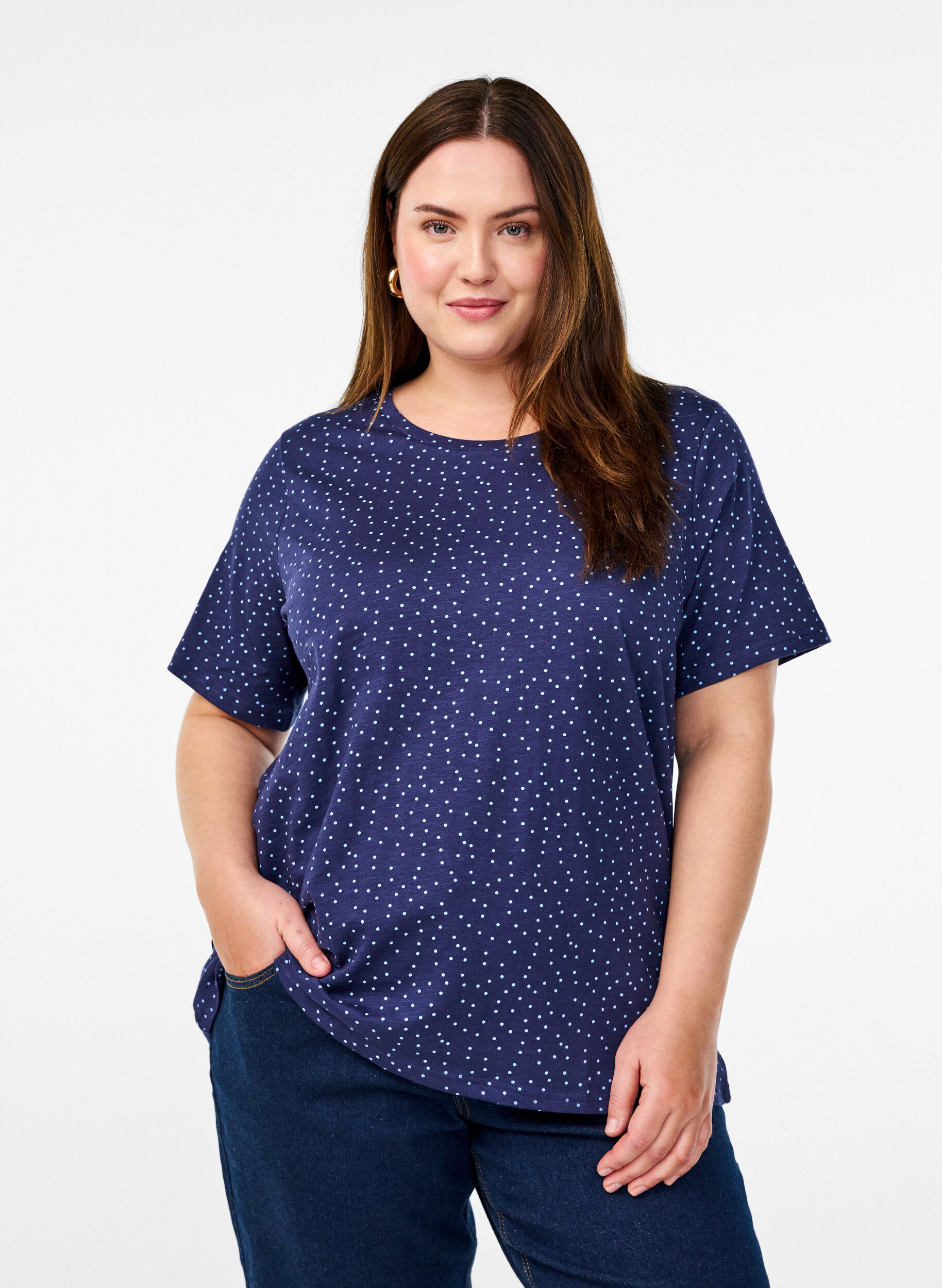 T-Shirt aus Bio-Baumwolle mit Punkten, Blau, Model