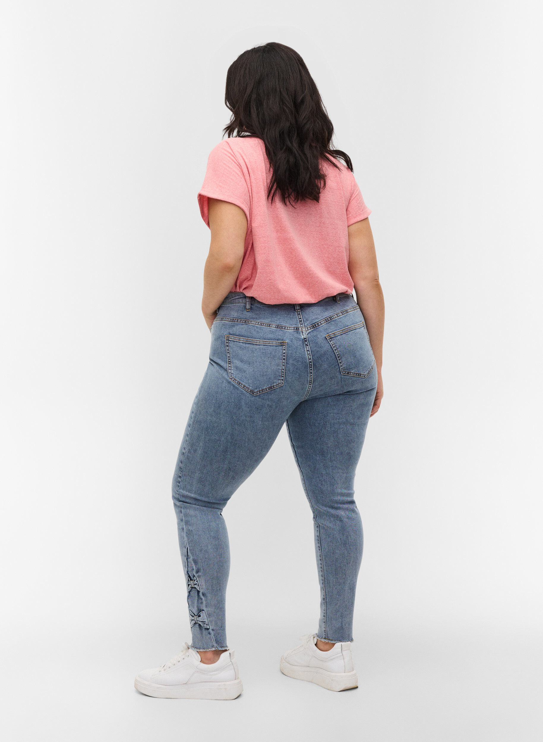 ZizziCropped Amy Jeans mit Schleifen, Light blue, Model image number 1