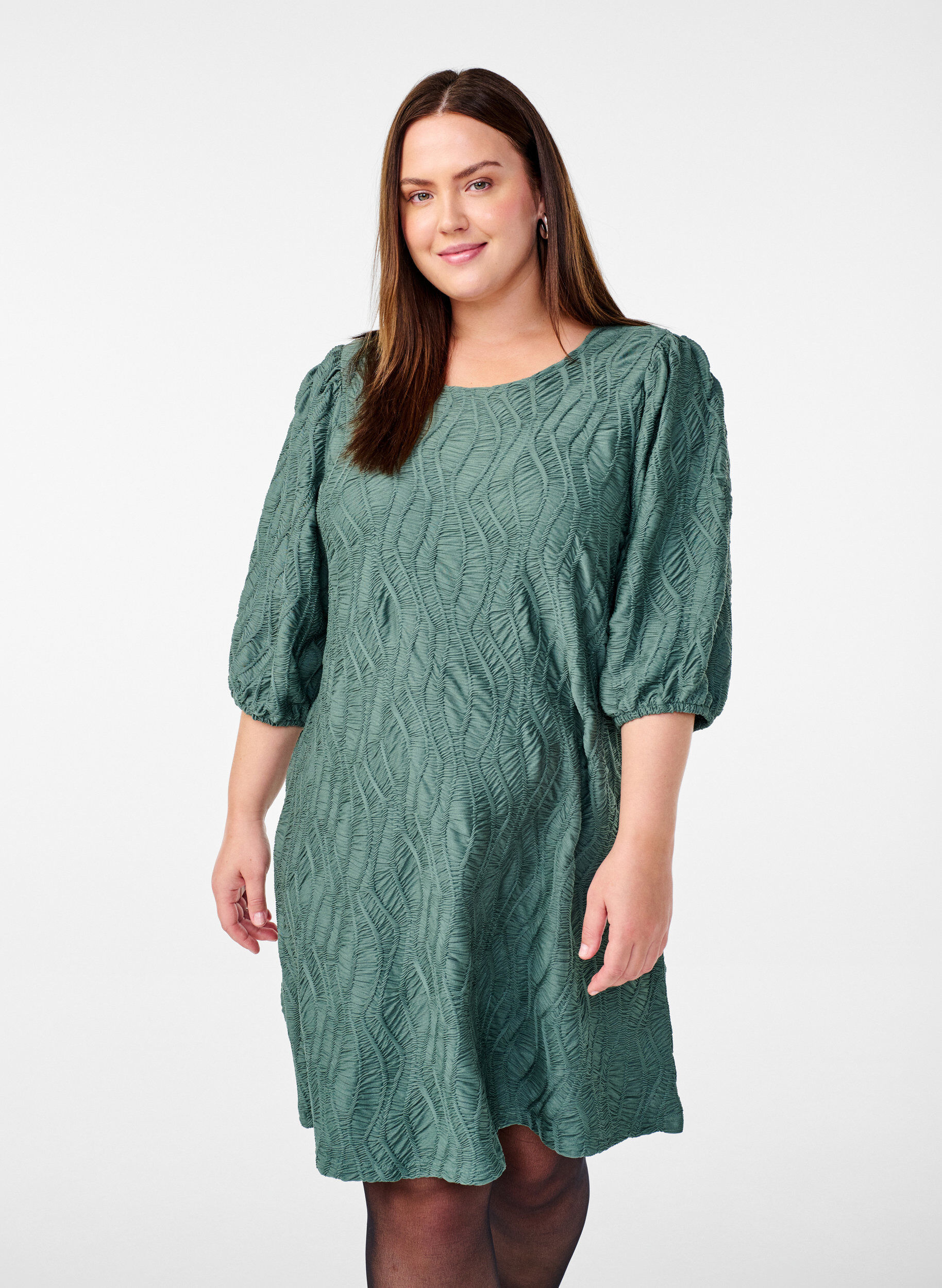 ZizziKurzes Kleid mit Struktur und 3/4-&Auml;rmeln, Gr&uuml;n, Model image number 0