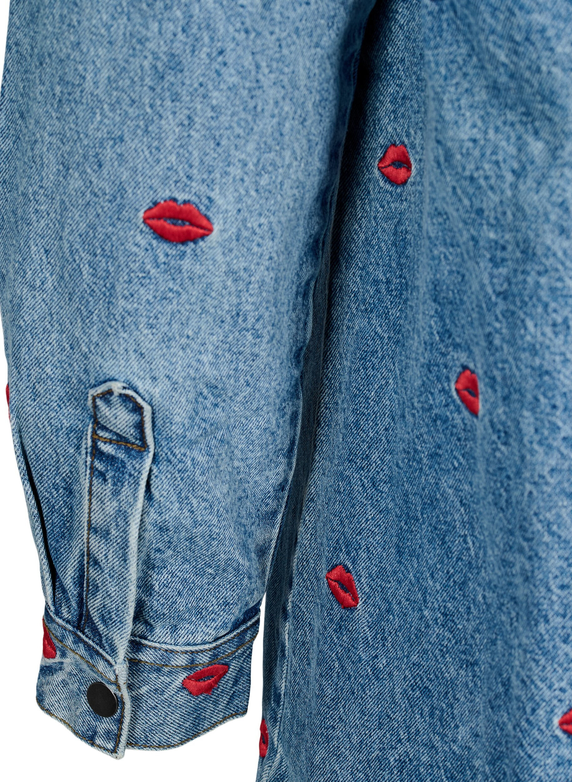 ZizziDenimhemd mit lockerer Passform und aufgestickten Lippen, Light Blue Kiss, Packshot image number 4