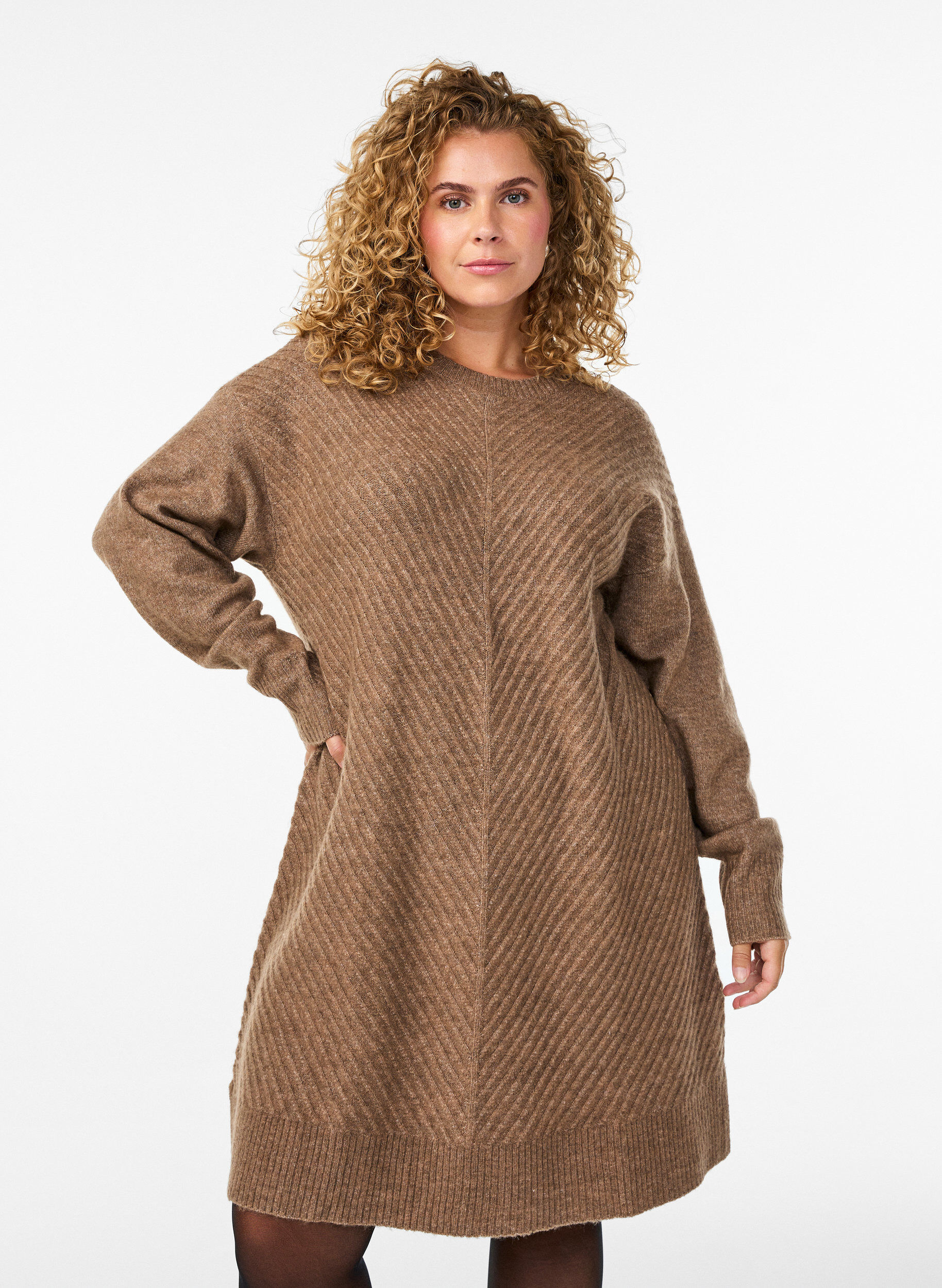 ZizziKurzes Strickkleid mit V-f&ouml;rmigem Strukturmuster, Braun, Model image number 0