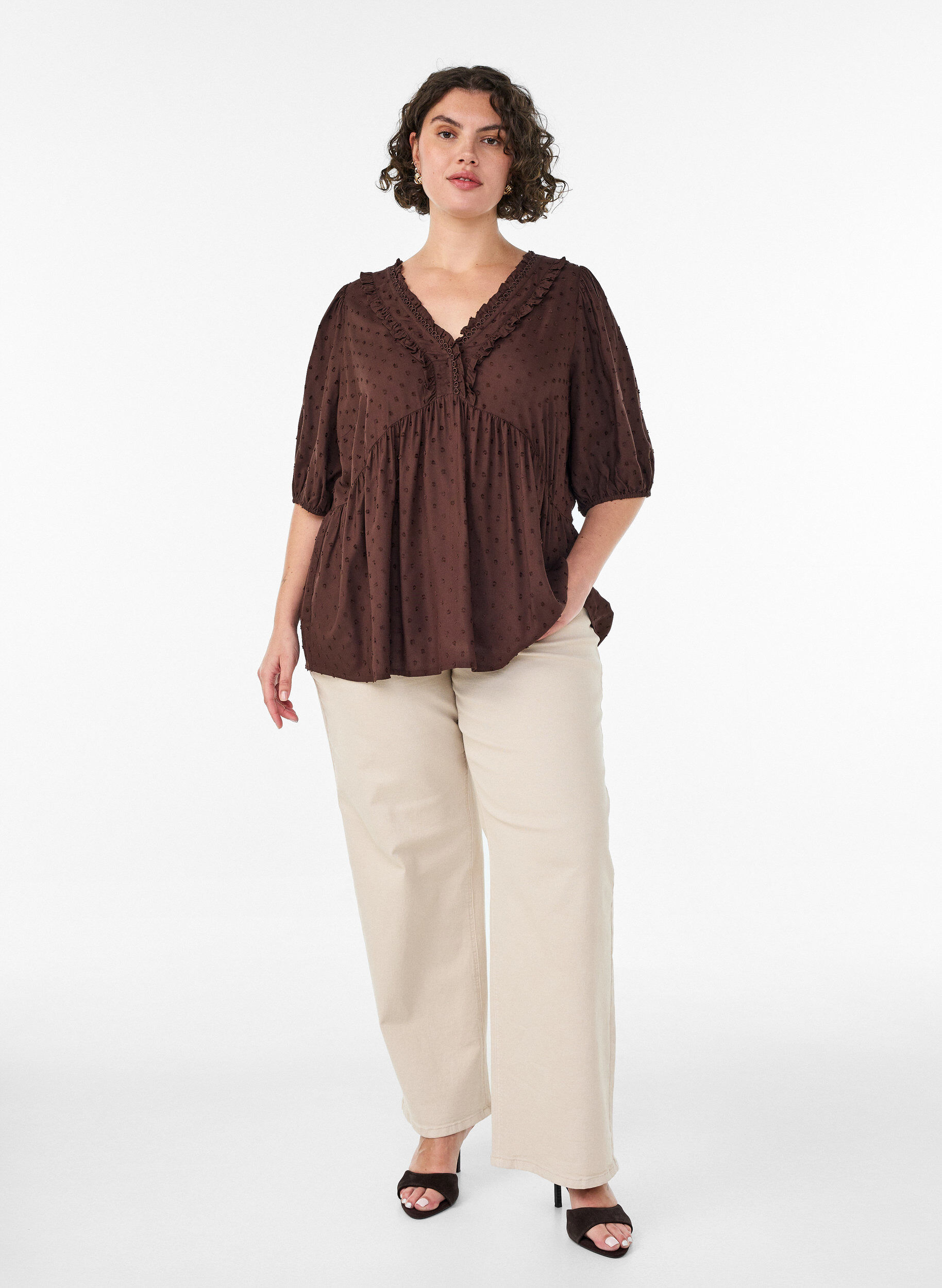 ZizziBluse aus Viskose mit gepunkteter Struktur und V-Ausschnitt, Braun, Model image number 1