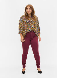 Super Slim Amy Jeans mit hoher Taille, Port Royal, Model