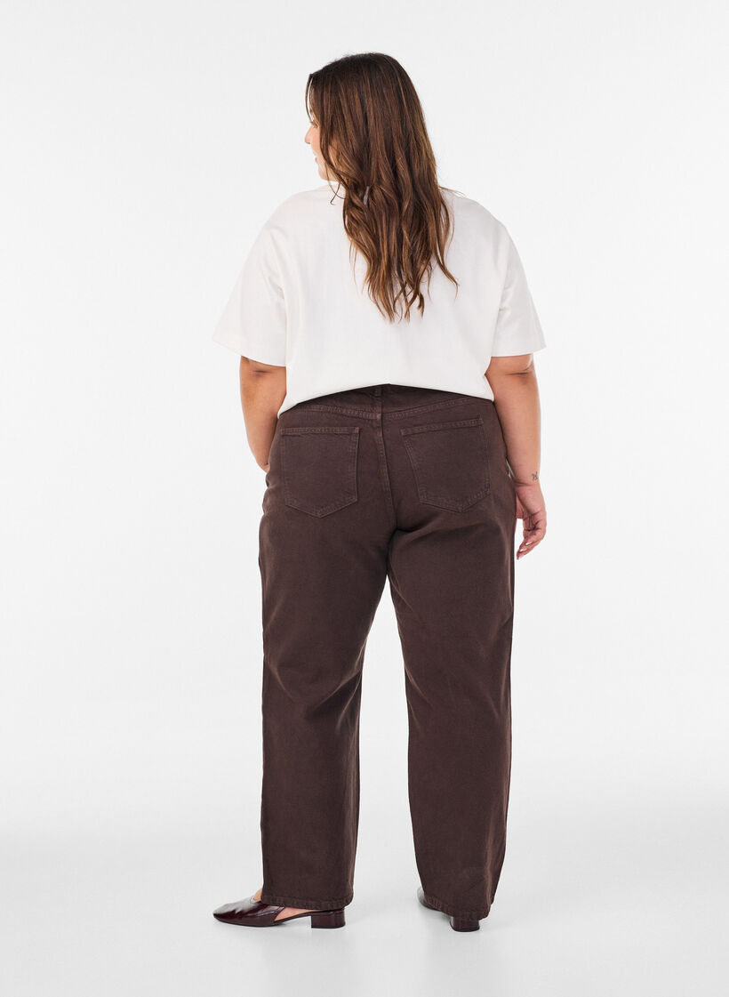 Farbige Jeans Kiana mit gerader Passform, Braun, Model