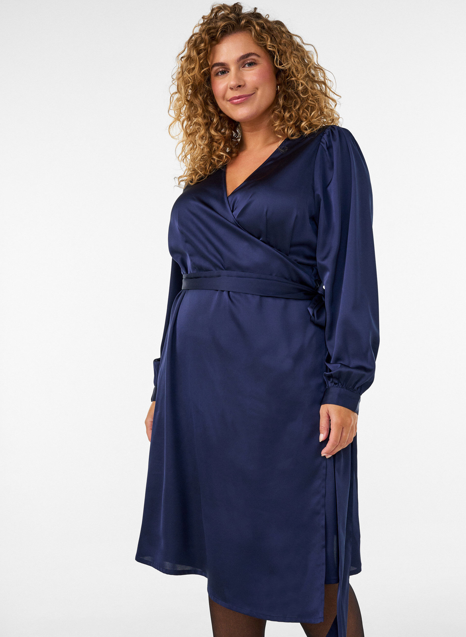 Kurzes Satinkleid im Wickeldesign, Blau, Model