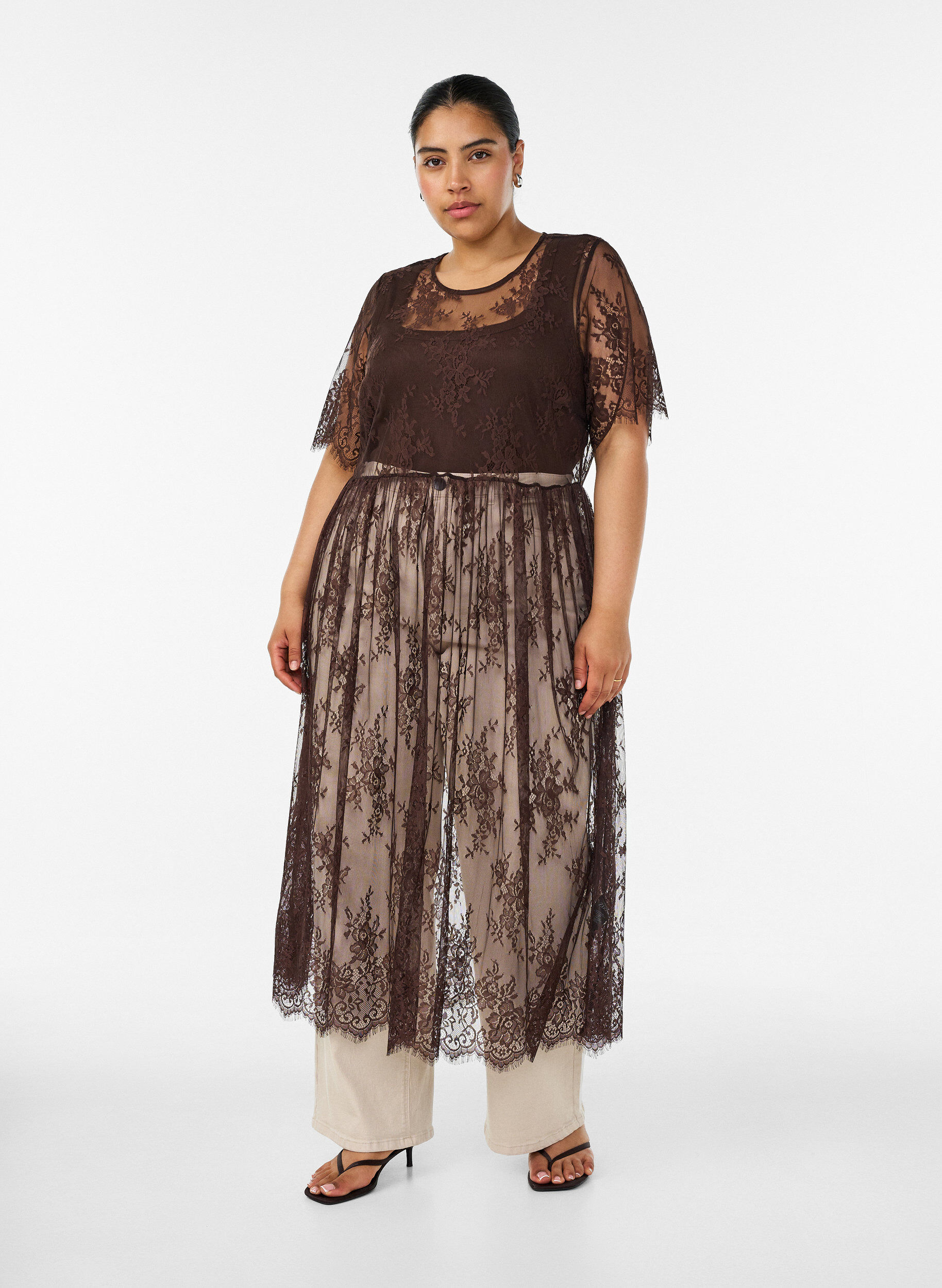 Midikleid aus transparenter Spitze mit kurzen &Auml;rmeln, Braun, Model
