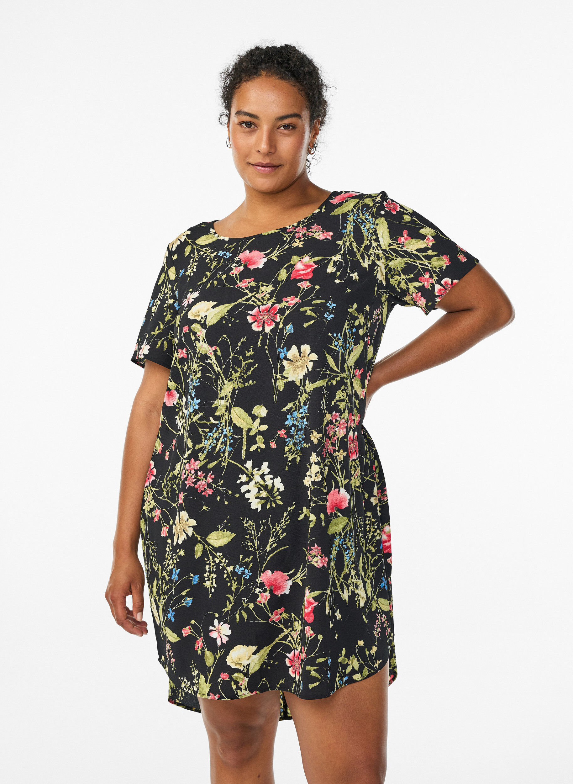 Kleid mit Aufdruck und kurzen &Auml;rmeln, Schwarz, Model