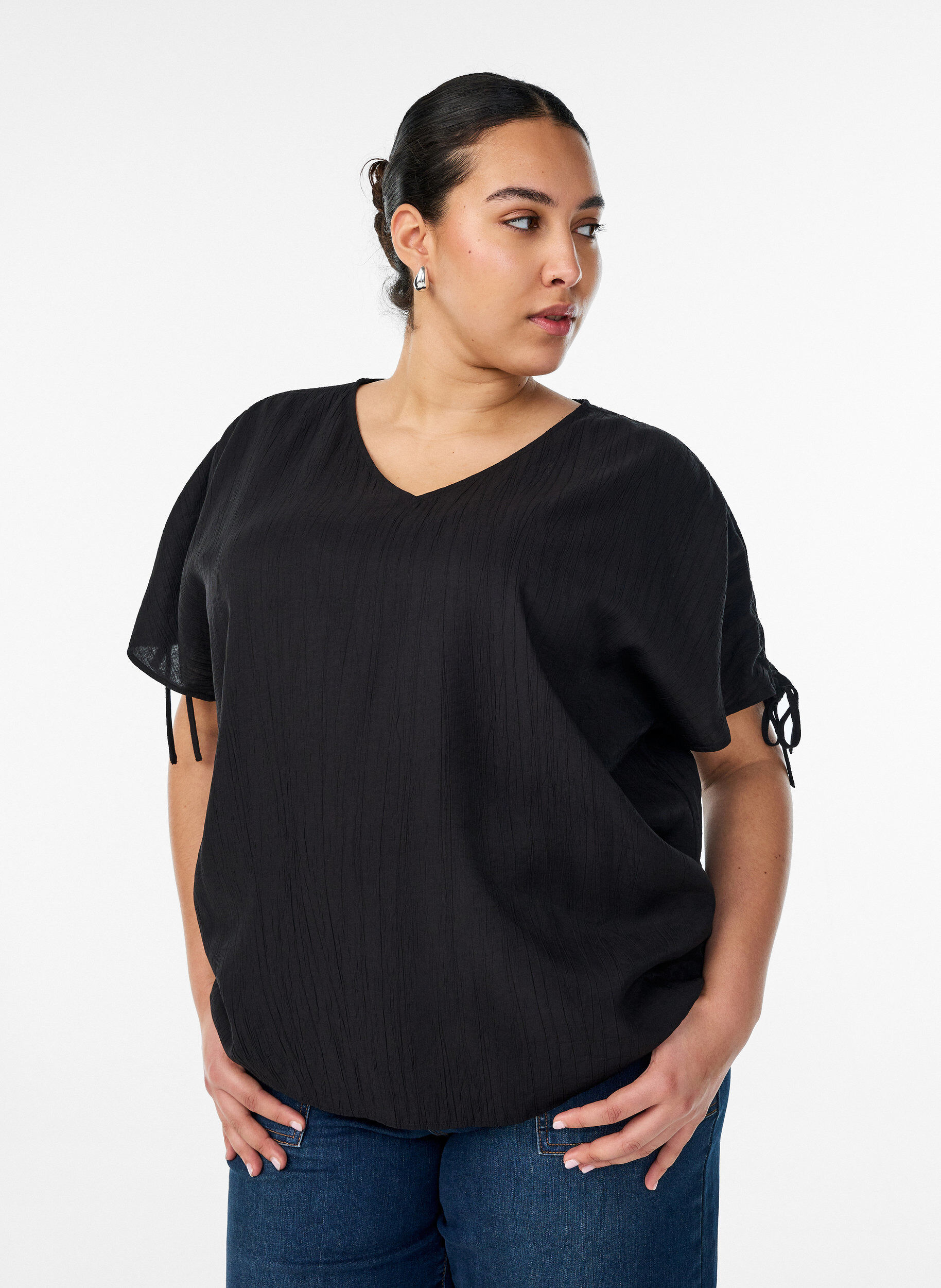 Bluse aus Viskose mit gerafften &Auml;rmeln, Schwarz, Model