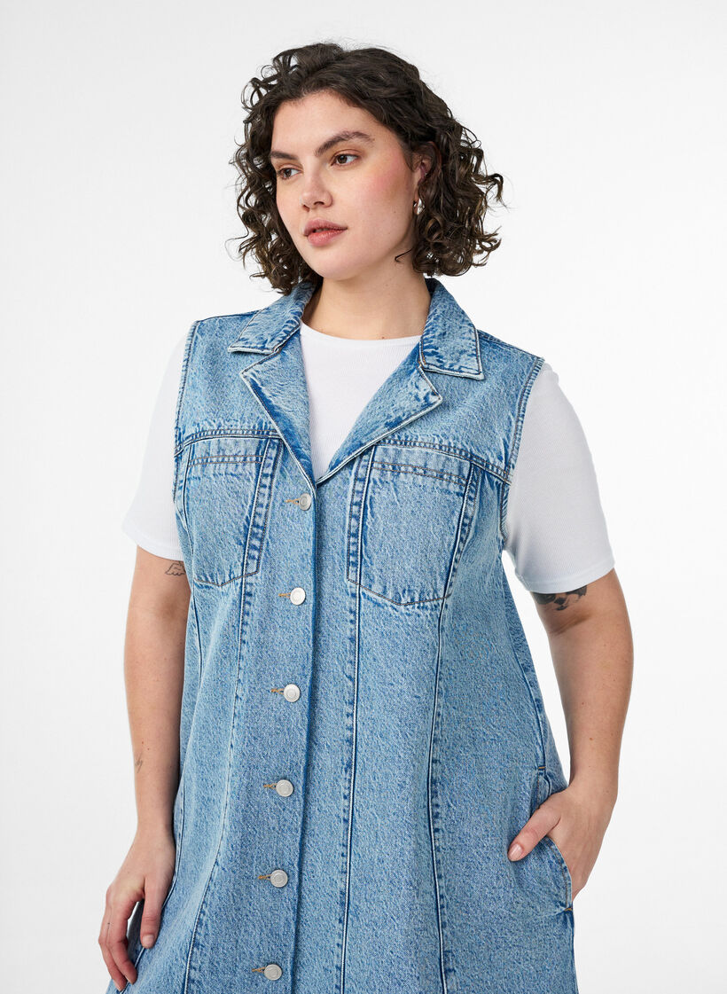 &Auml;rmelloses Jeanskleid mit Knopfleiste und Schlitzen, Blau, Model