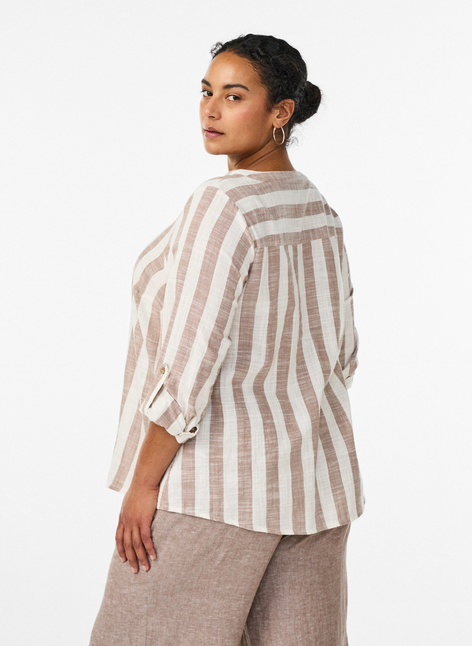 ZizziHemdbluse aus Baumwolle mit V-Ausschnitt, Beige, Model image number 2