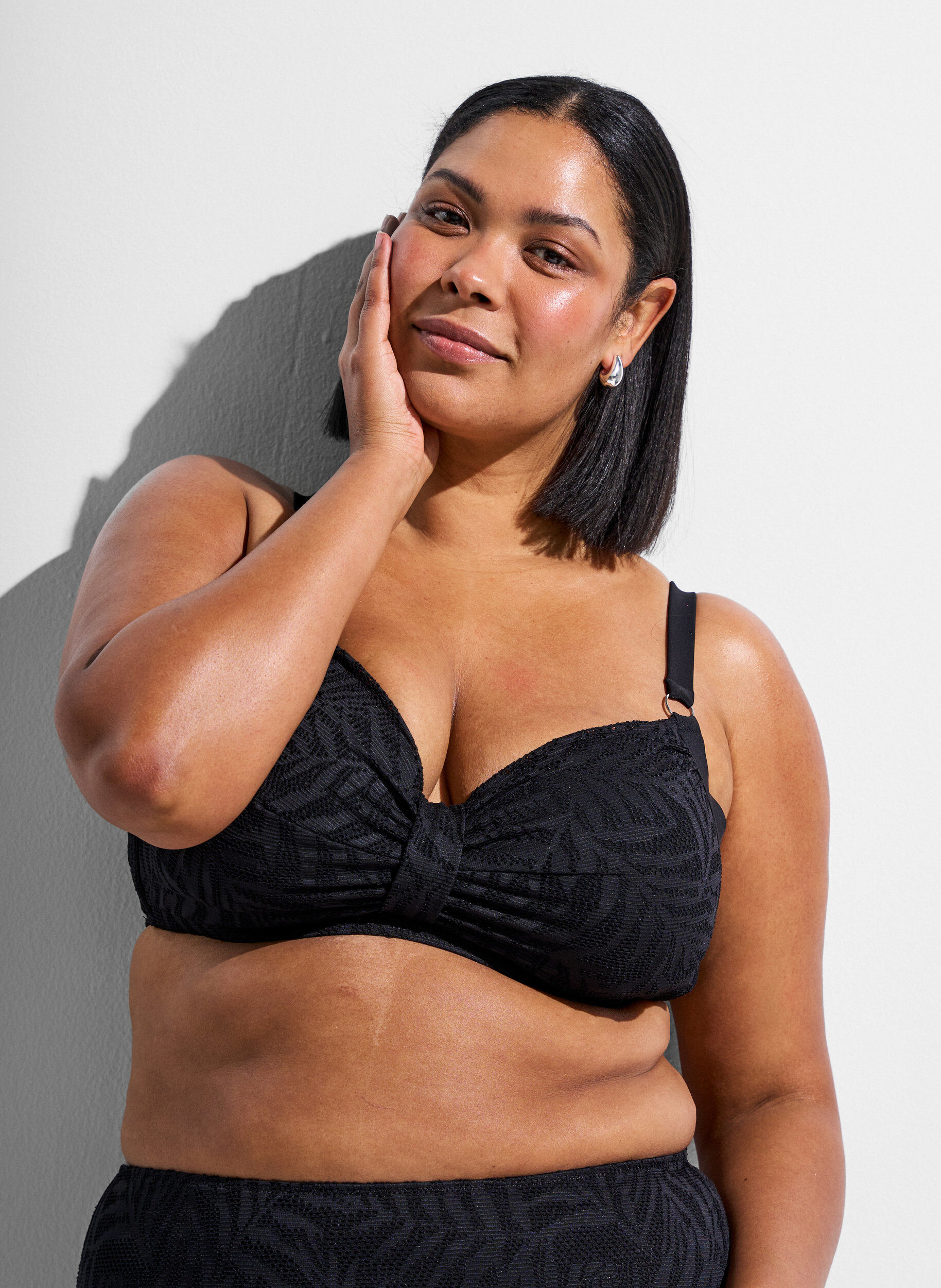 ZizziBikini Top aus strukturiertem Mesh mit herausnehmbaren Einlagen, Schwarz, Model image number 3