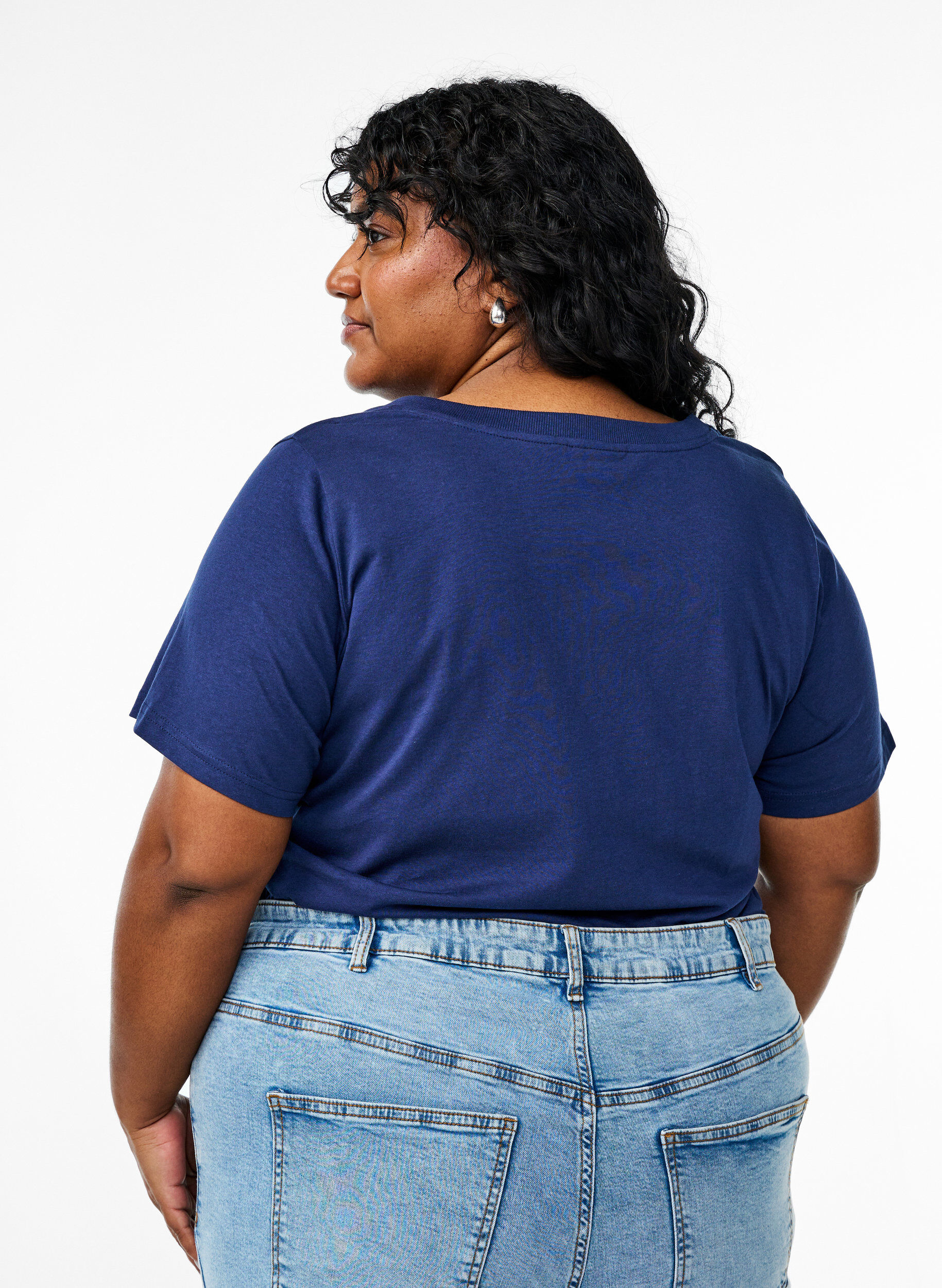 ZizziEinfaches T-Shirt aus Baumwolle mit V-Ausschnitt., Blau, Model image number 2