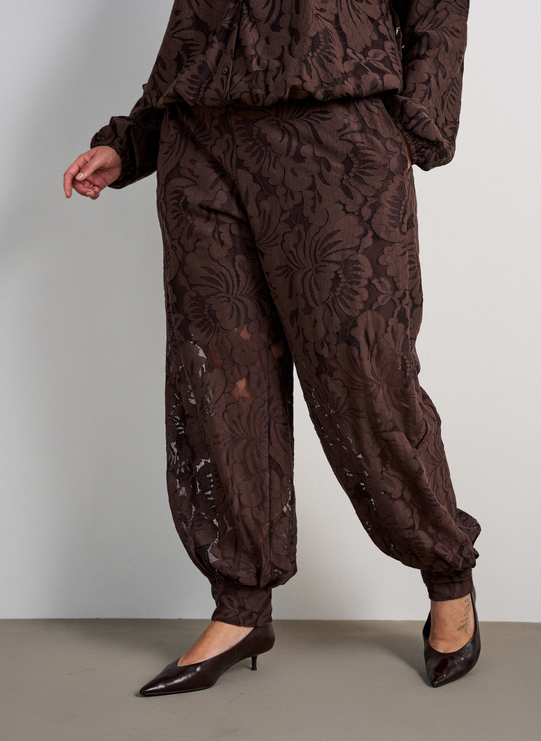 ZizziBallonhose aus Spitze mit Innenshorts, Braun, Model image number 2