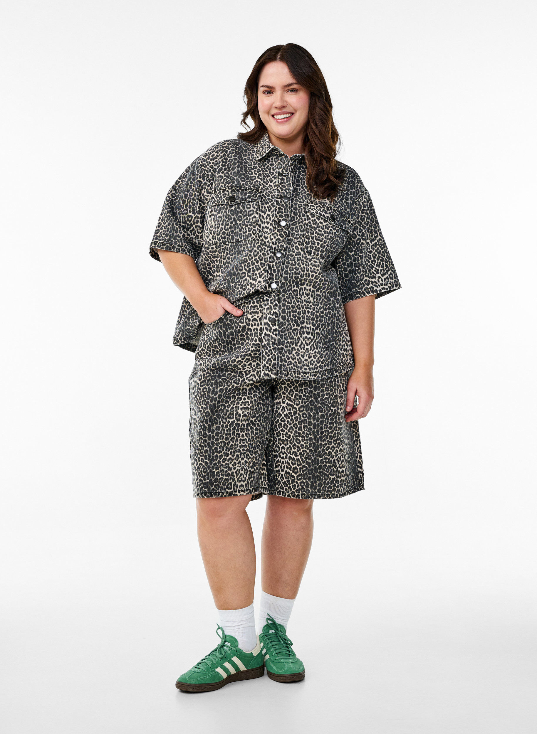 ZizziJeanshemd mit Leo-Print und kurzen &Auml;rmeln, Braun, Model image number 1