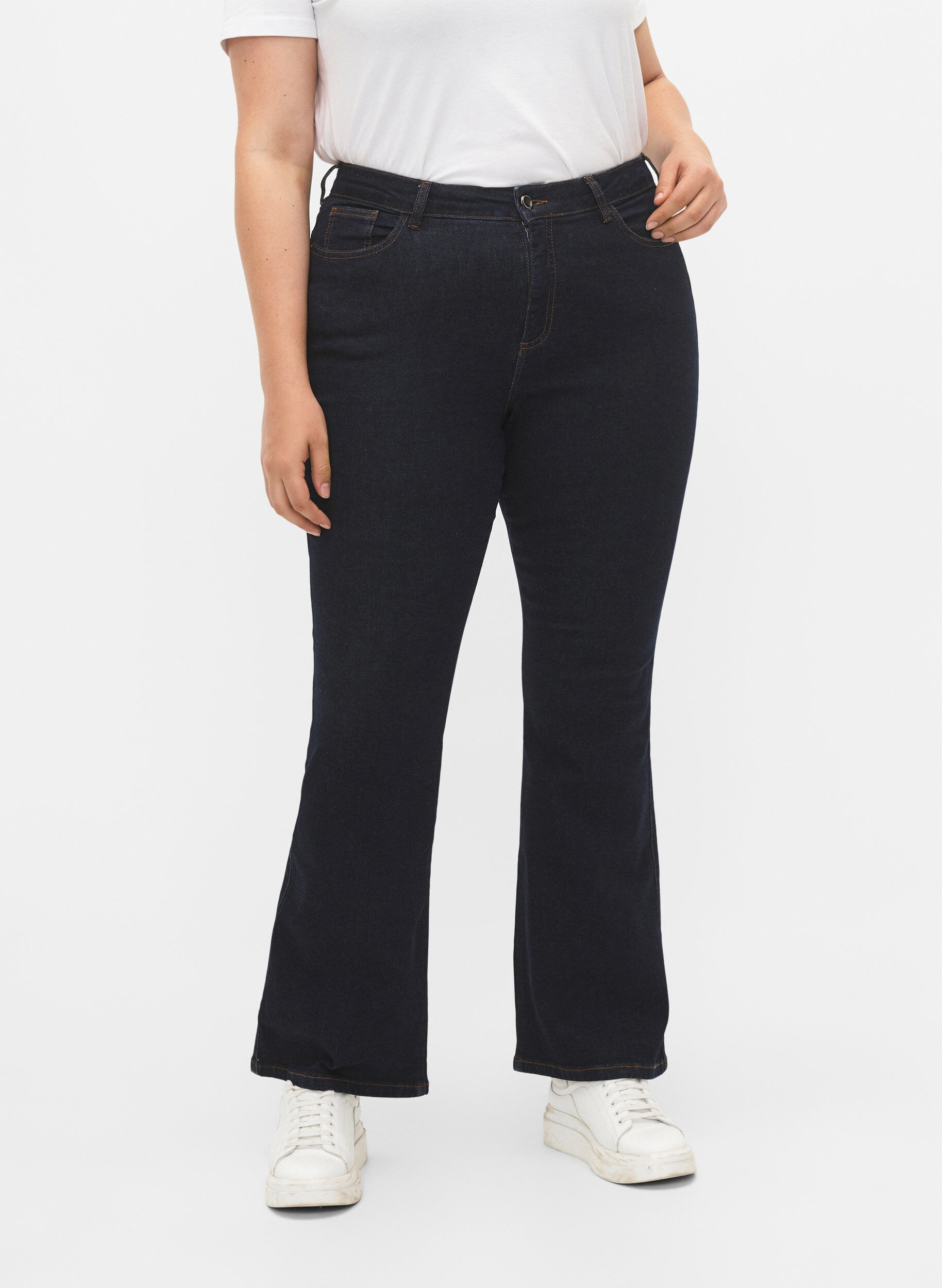 ZizziEllen Bootcut-Jeans mit hoher Taille, Blau, Model image number 2