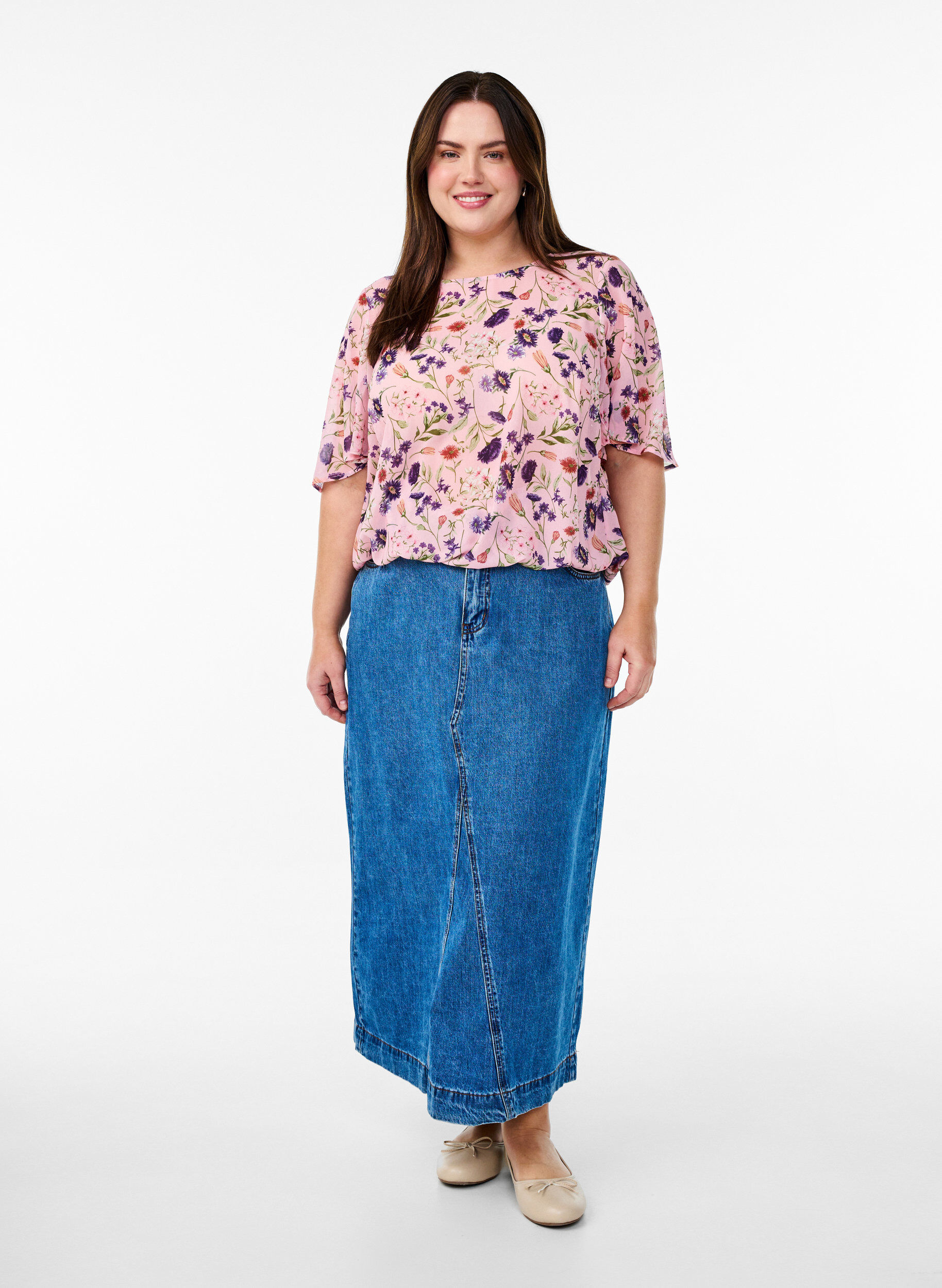 ZizziGebl&uuml;mte Bluse mit kurzen &Auml;rmeln und Smok-Details, Rot, Model image number 1