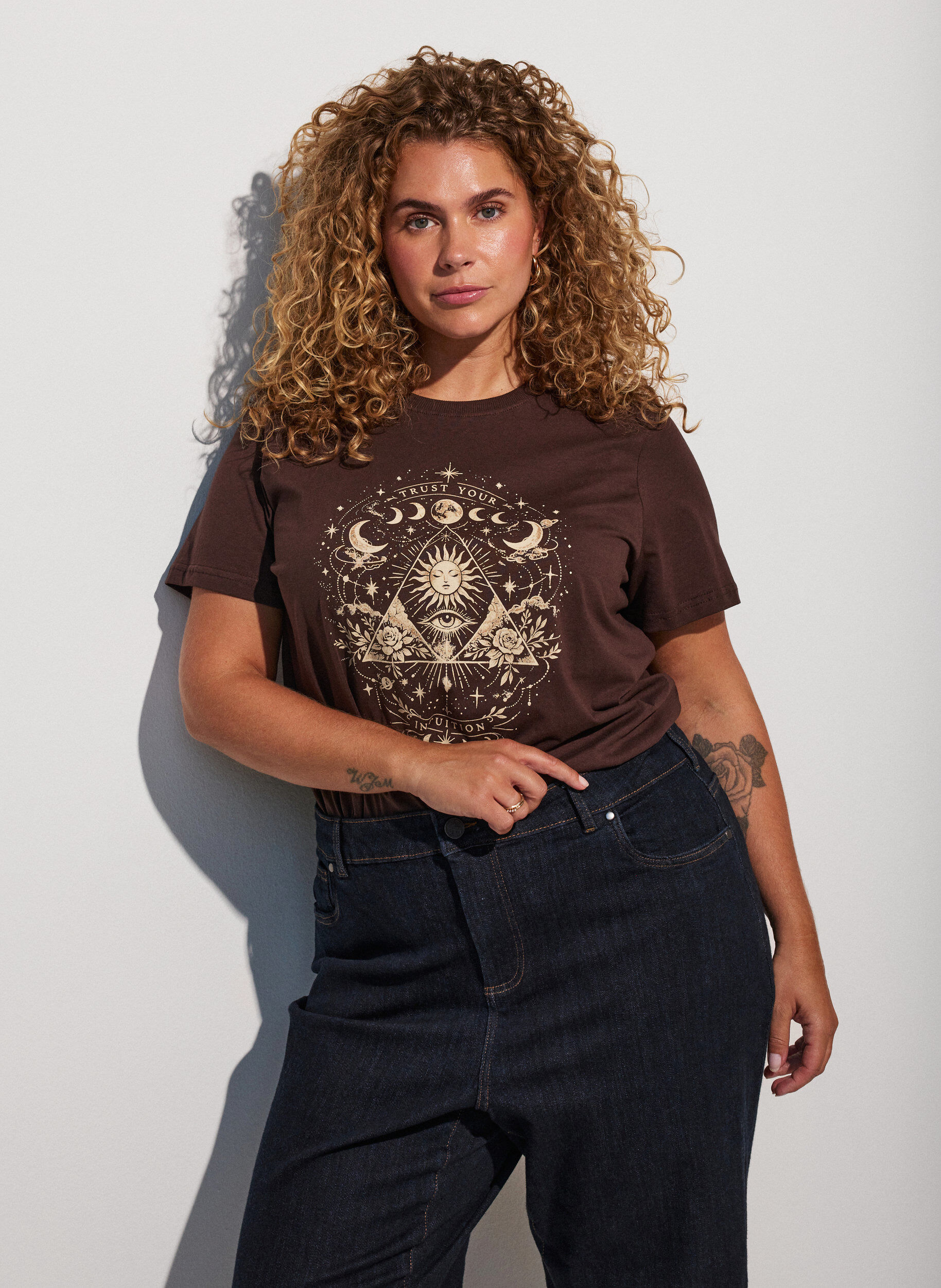 ZizziT-Shirt aus Baumwolle mit Frontprint, Braun, Model image number 0