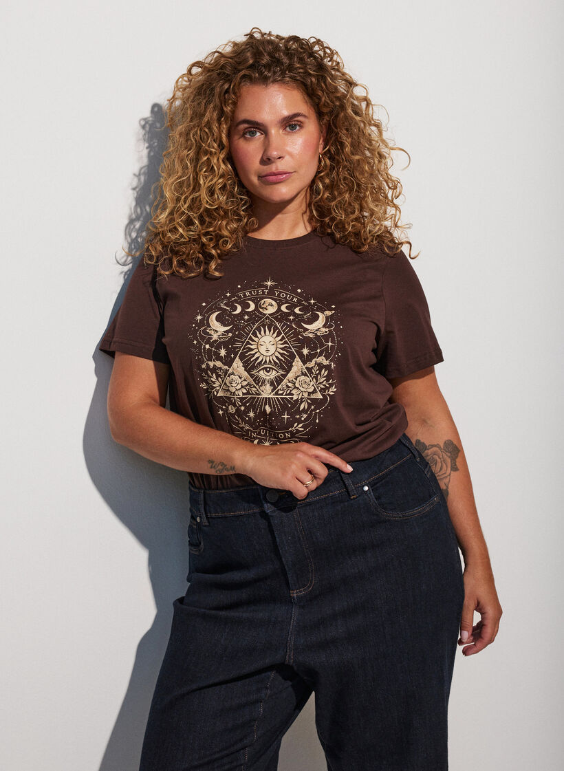 T-Shirt aus Baumwolle mit Frontprint, Braun, Model image number 0