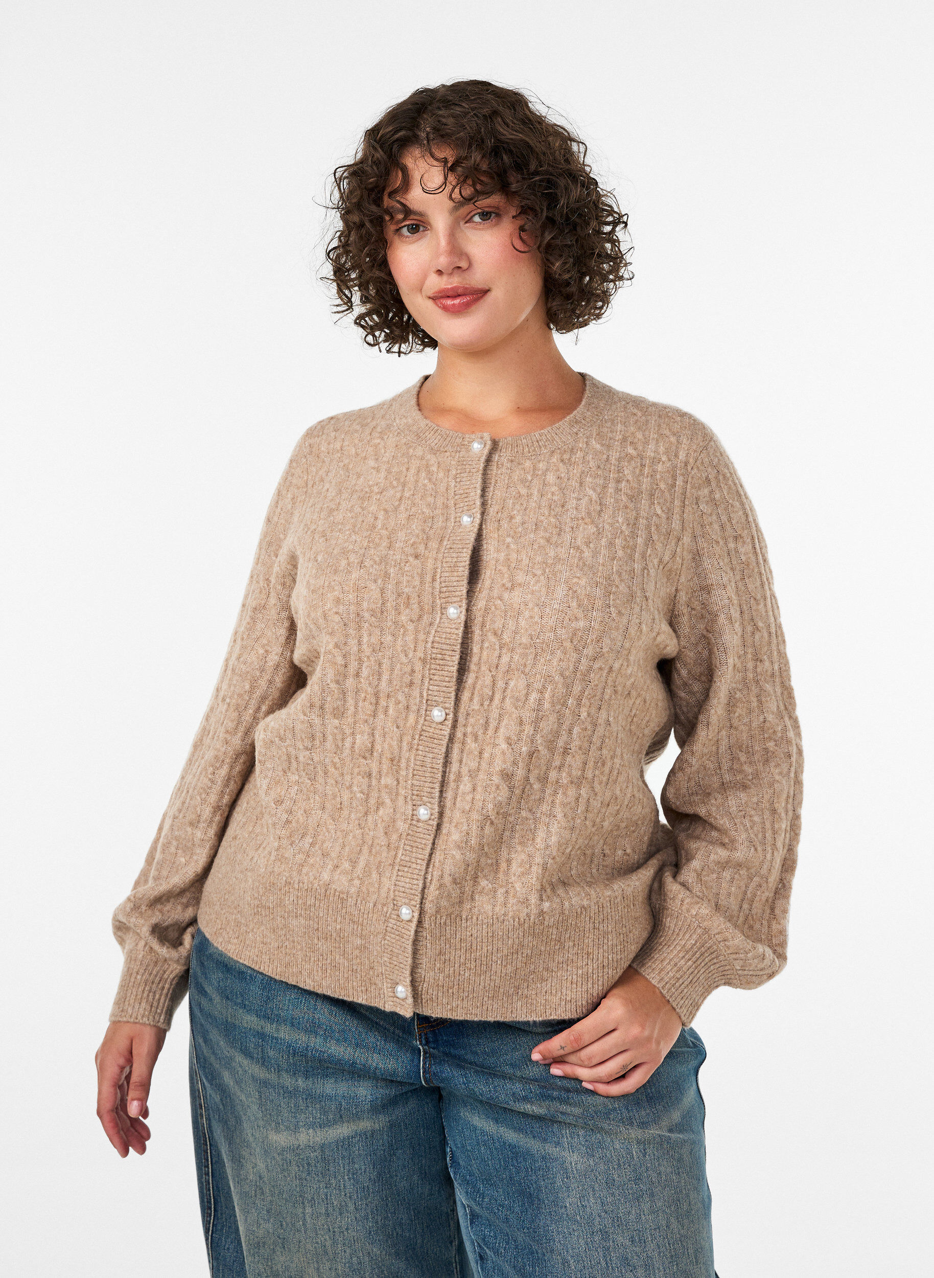 Strickjacke mit Zopfmuster und Perlenkn&ouml;pfen, Beige, Model