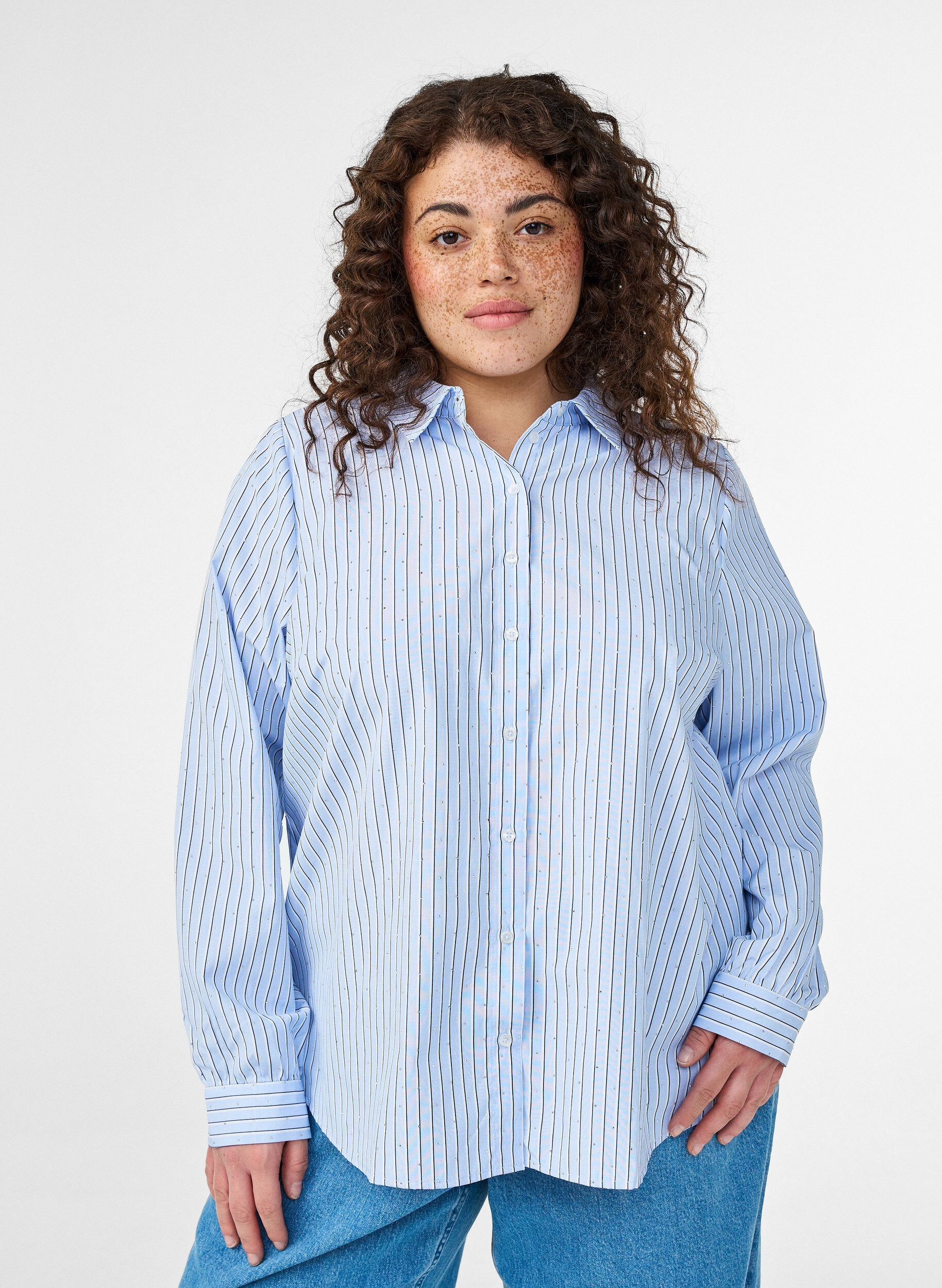 Bluse mit Streifen und Nieten, Blau, Model