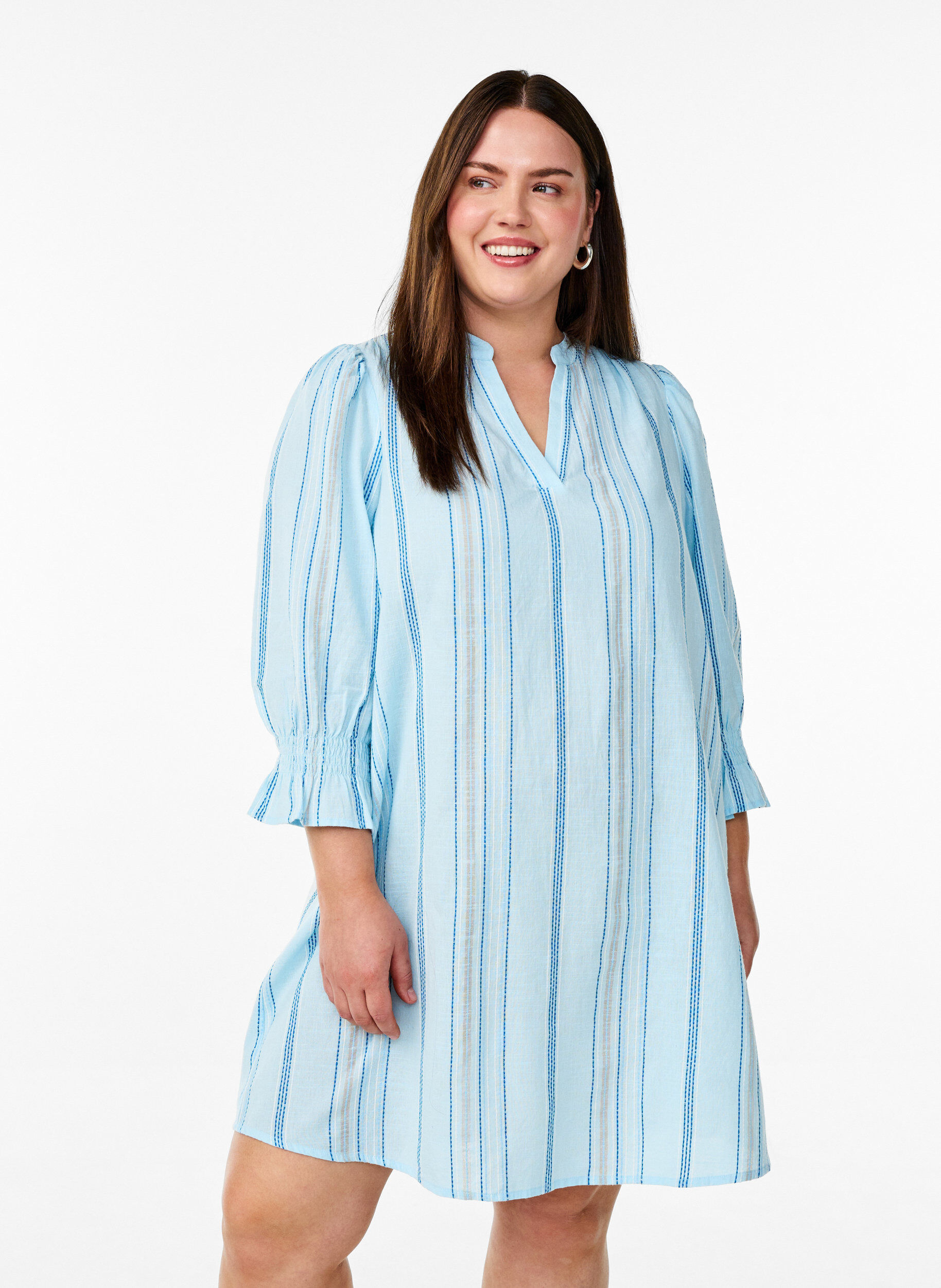 Kurzes Kleid aus Baumwolle mit Streifenmuster, Blau, Model
