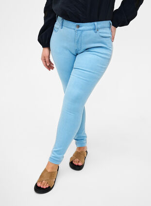 Viona Jeans mit normaler Taille, Ex Lt Blue, Model image number 2