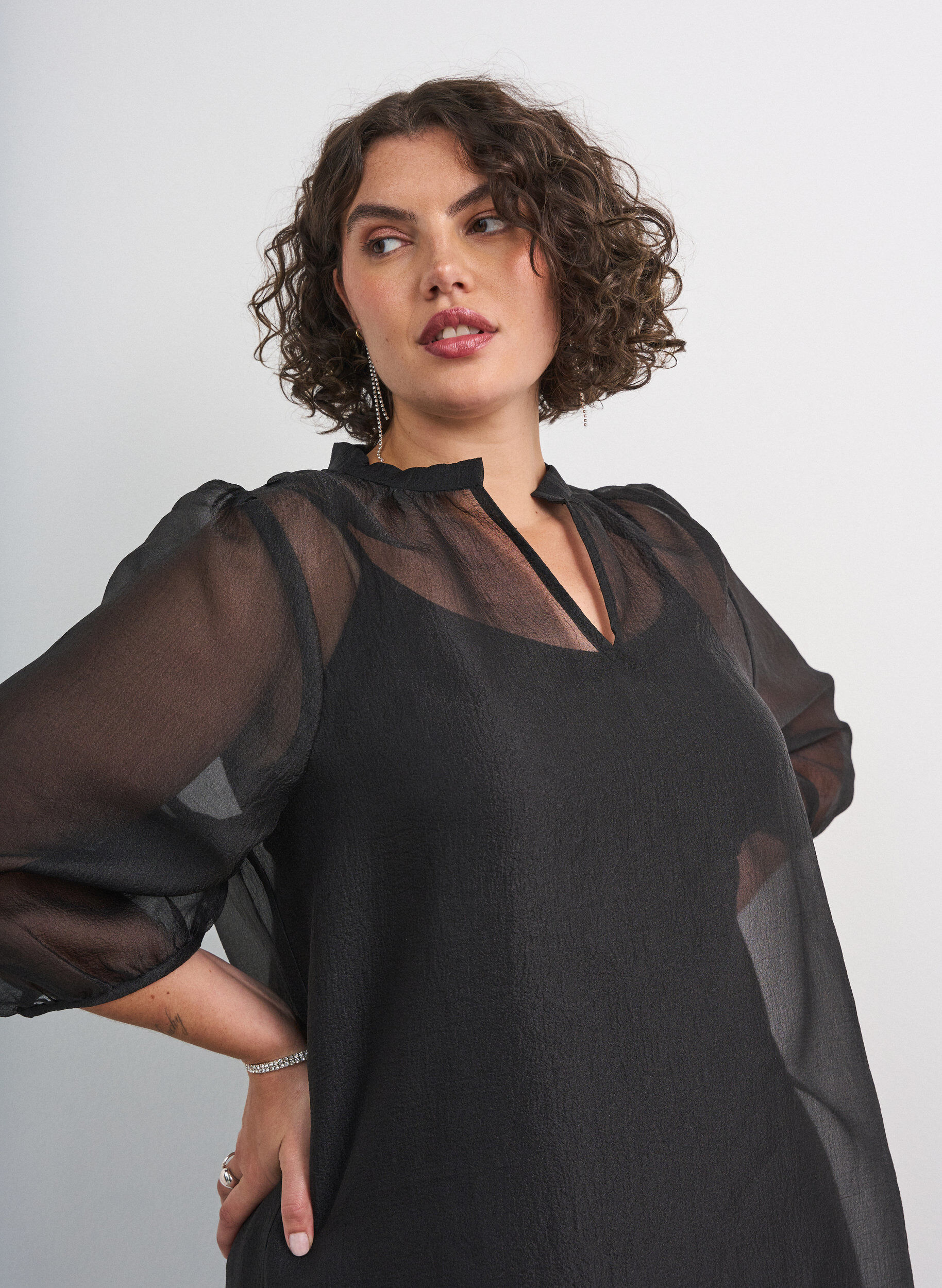 ZizziKurzes Kleid aus Organza mit R&uuml;schensaum, Schwarz, Model image number 3