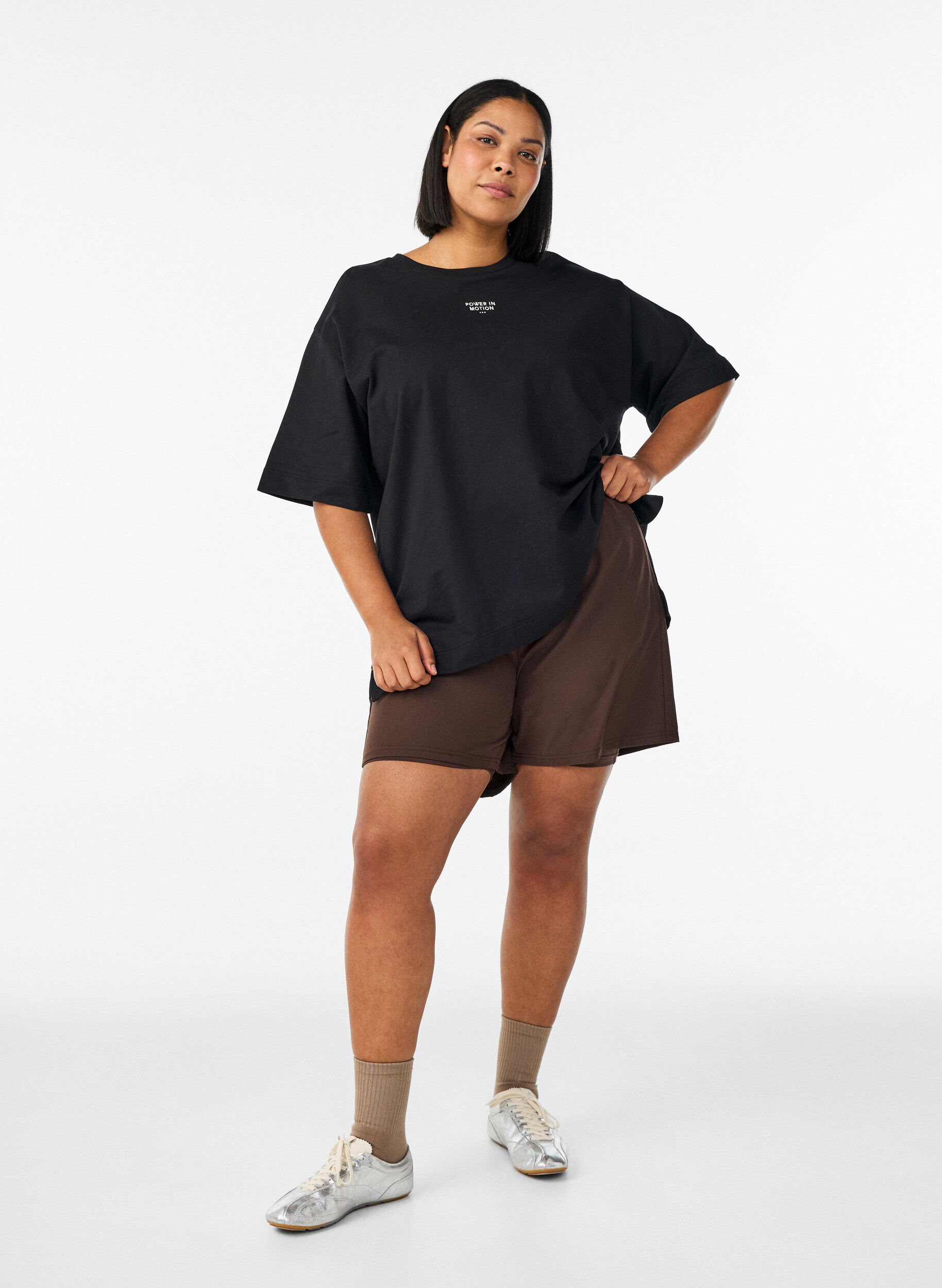 ZizziAktiv-T-Shirt mit lockerer Passform und aufgesticktem Statement, Schwarz, Model image number 1