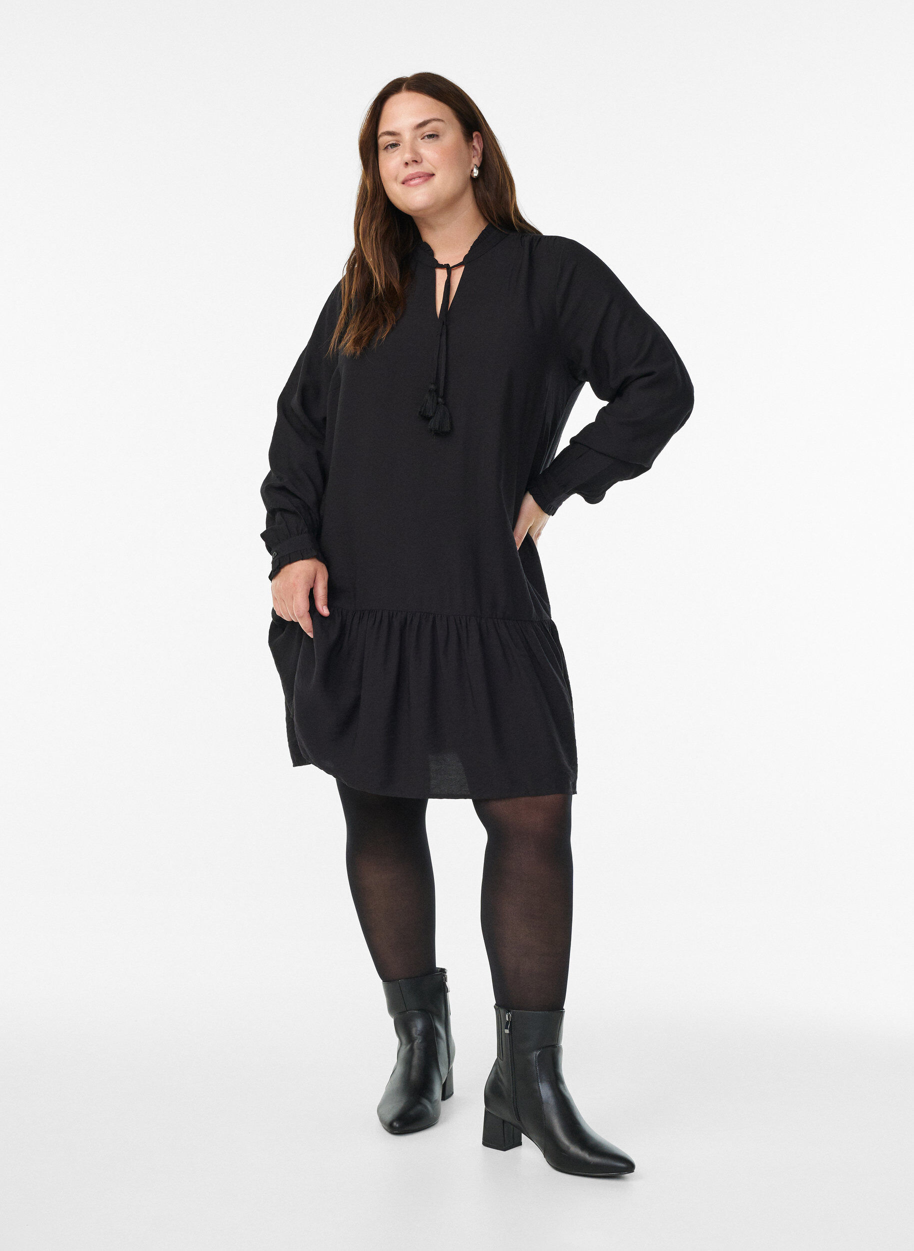 ZizziKurzes A-Linien-Kleid mit R&uuml;schen, Schwarz, Model image number 1