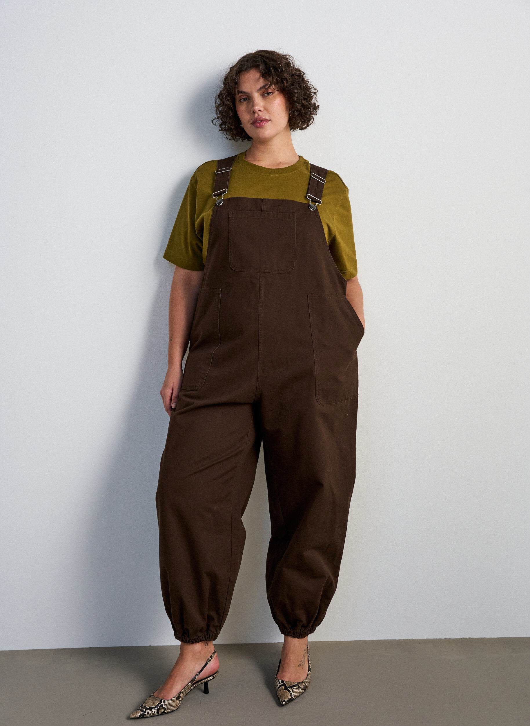 Latzhose mit Balloneffekt und verstellbaren Tr&auml;gern, Braun, Model