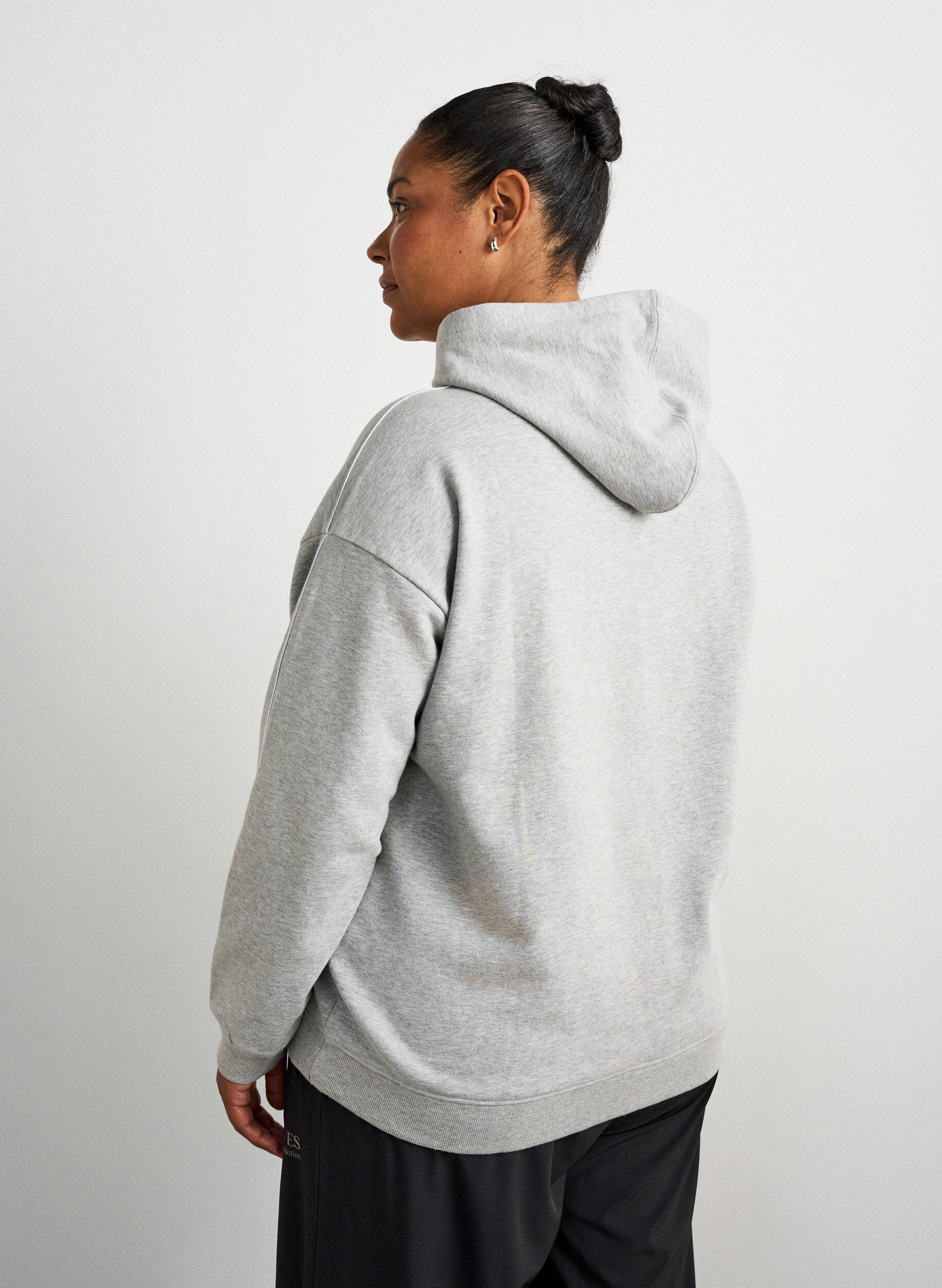 ZizziHoodie mit besticktem Motiv, Grau, Model image number 2
