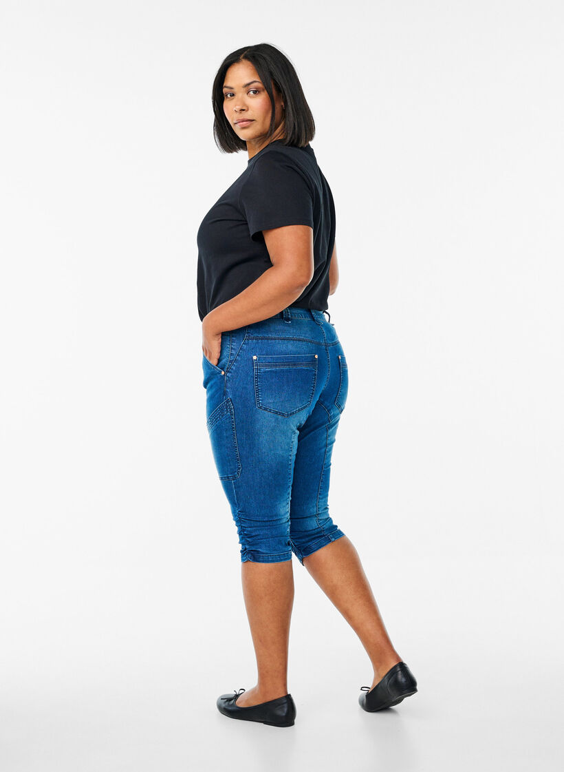 Slim Fit Capri-Jeans mit Taschen, Blau, Model image number 1