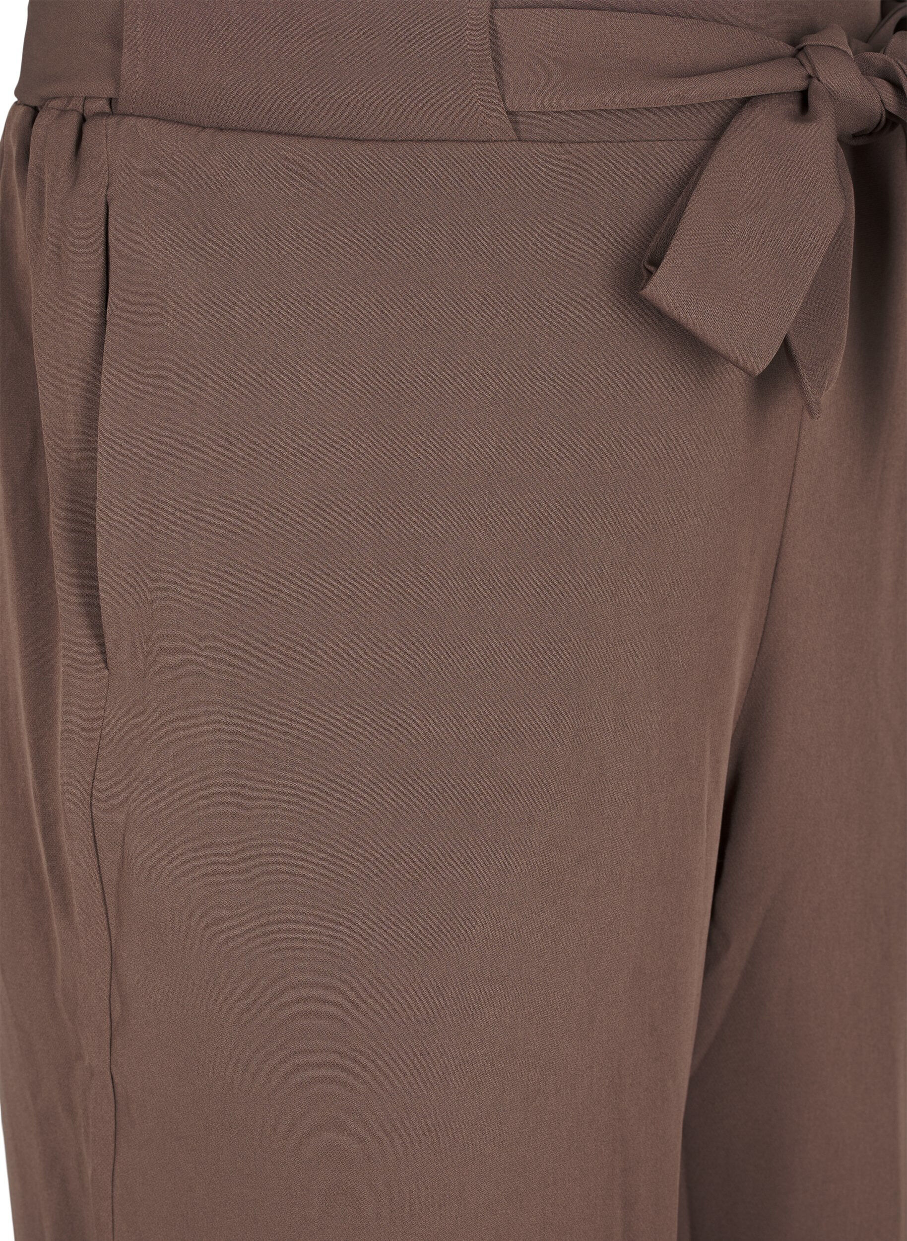 ZizziLockere Hose mit hoher Taille und Bindeg&uuml;rtel, Braun, Packshot image number 2