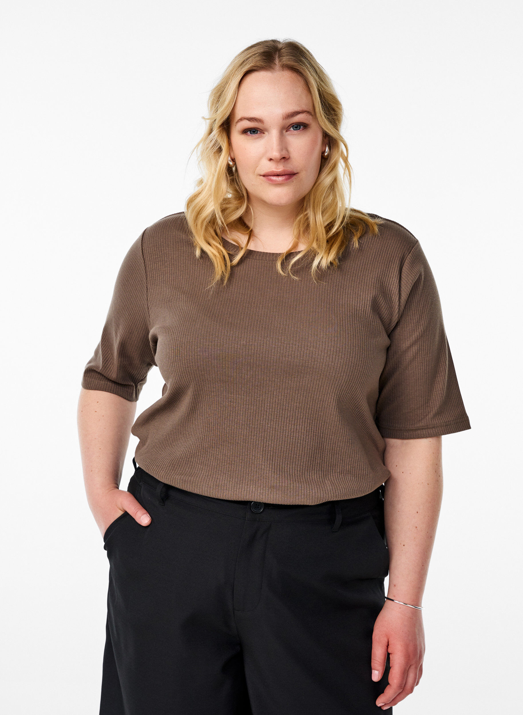 ZizziBluse aus geripptem Jersey mit kurzen &Auml;rmeln, Braun, Model image number 0