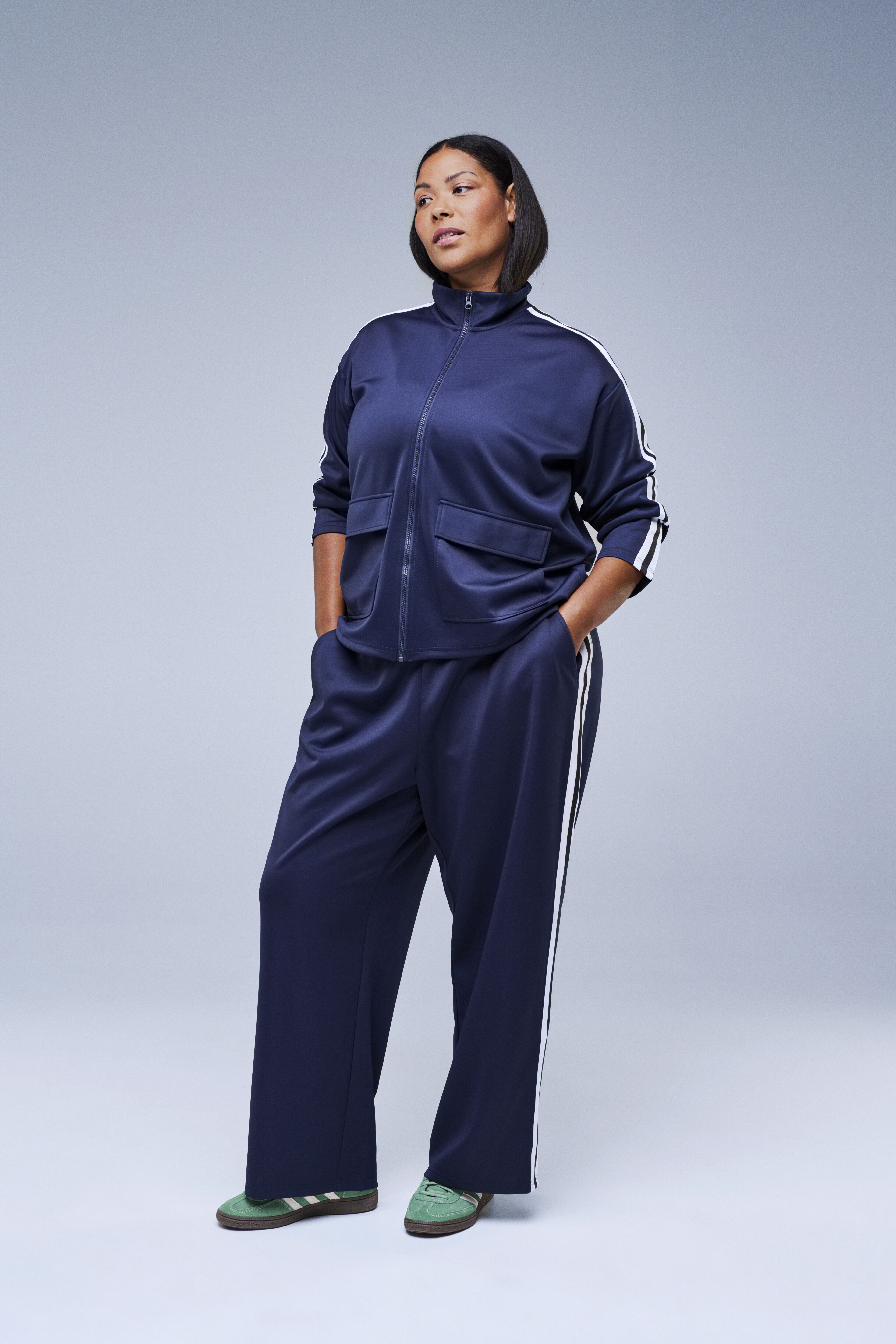 ZizziTrainingsset mit sportlichen Streifen, , Model