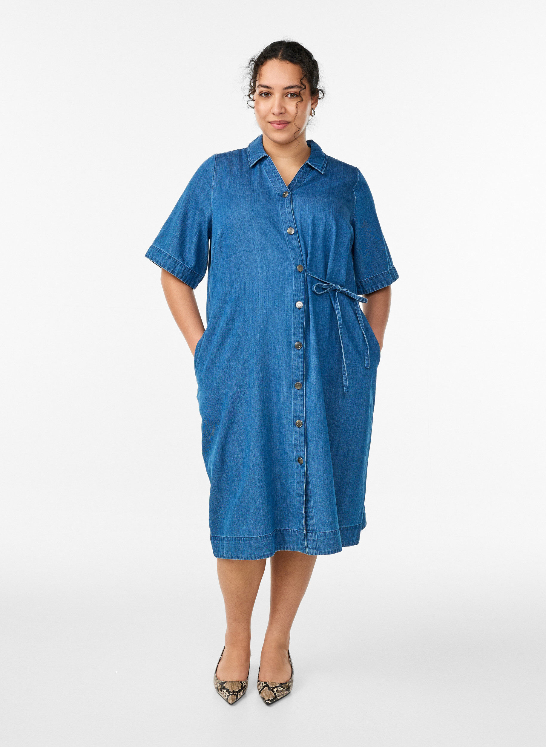 ZizziJeanskleid mit Kn&ouml;pfen und Bindedetail, Blau, Model image number 1