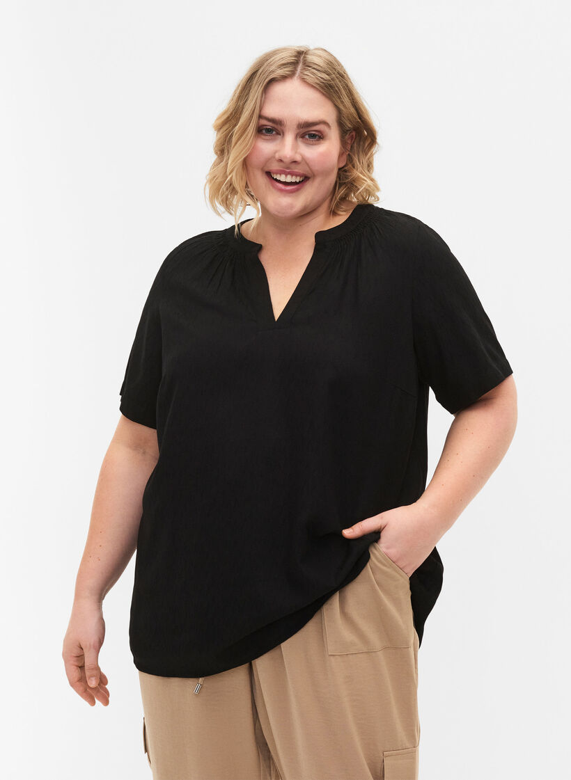 Kurzärmlige Viskosebluse mit V-Ausschnitt, Black, Model image number 0