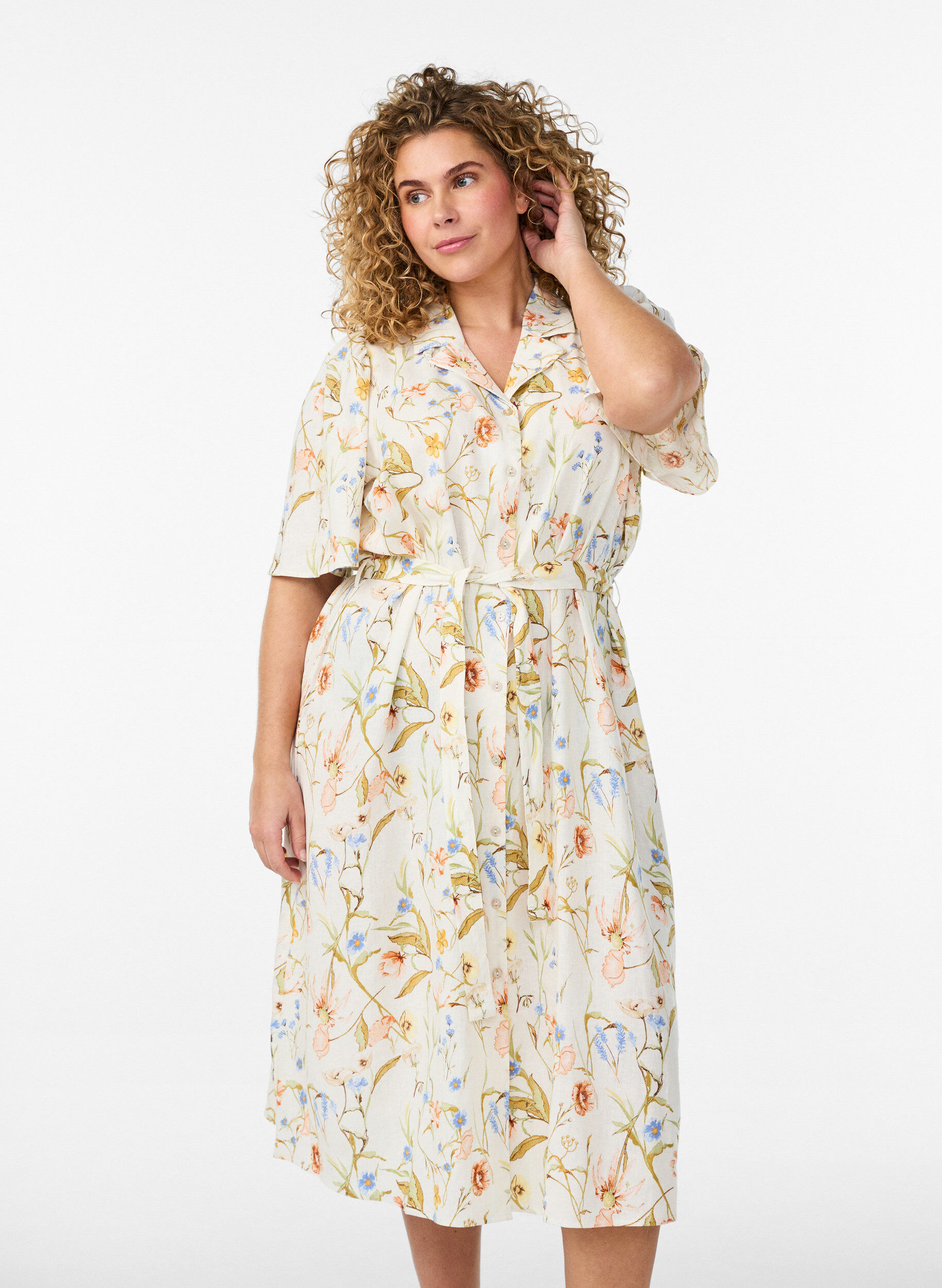 Hemdblusenkleid aus Leinen und Viskose mit Bindeg&uuml;rtel, Vanille, Model