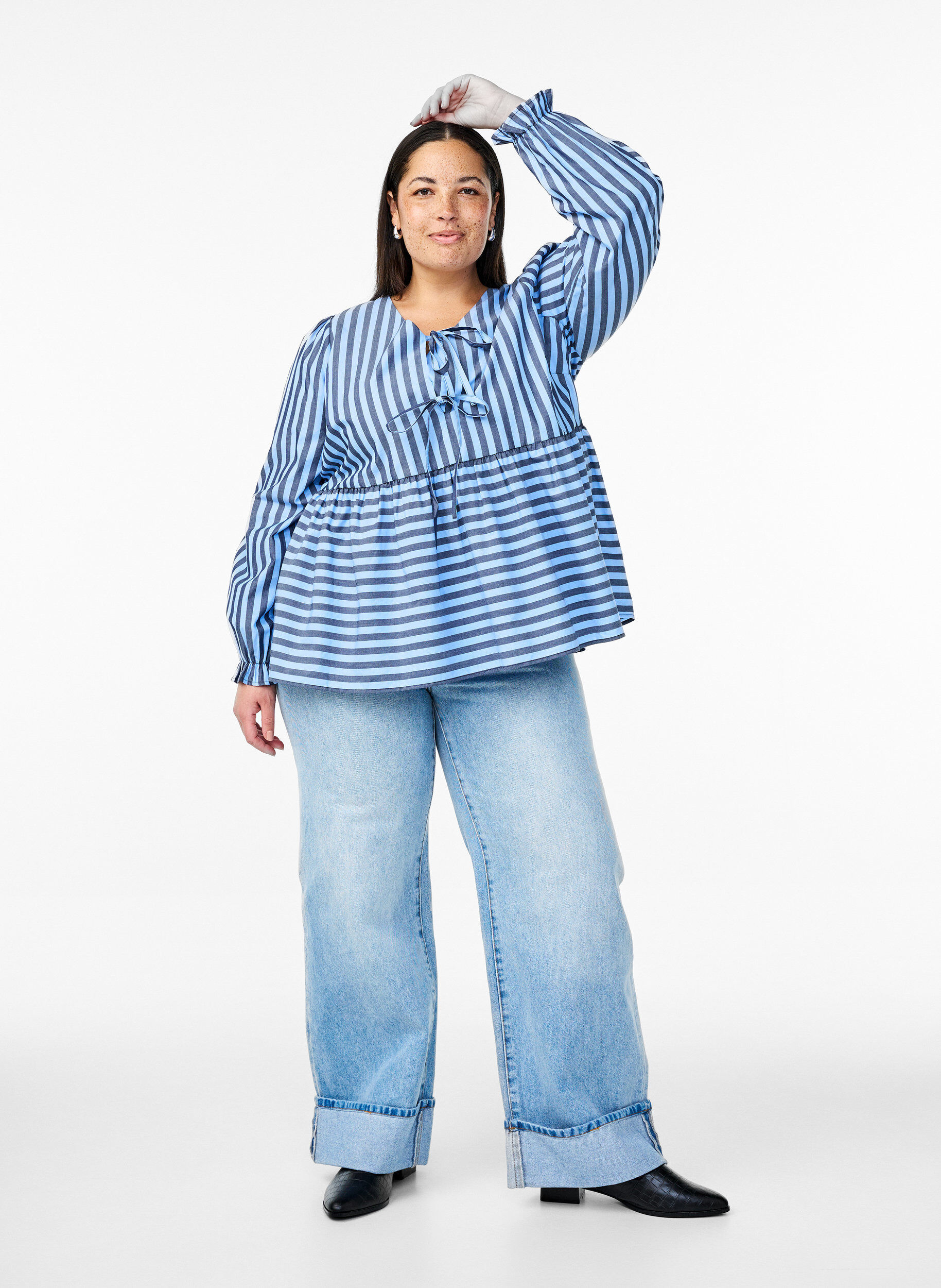 ZizziBluse mit Streifen und Schleifen, Blau, Model image number 1