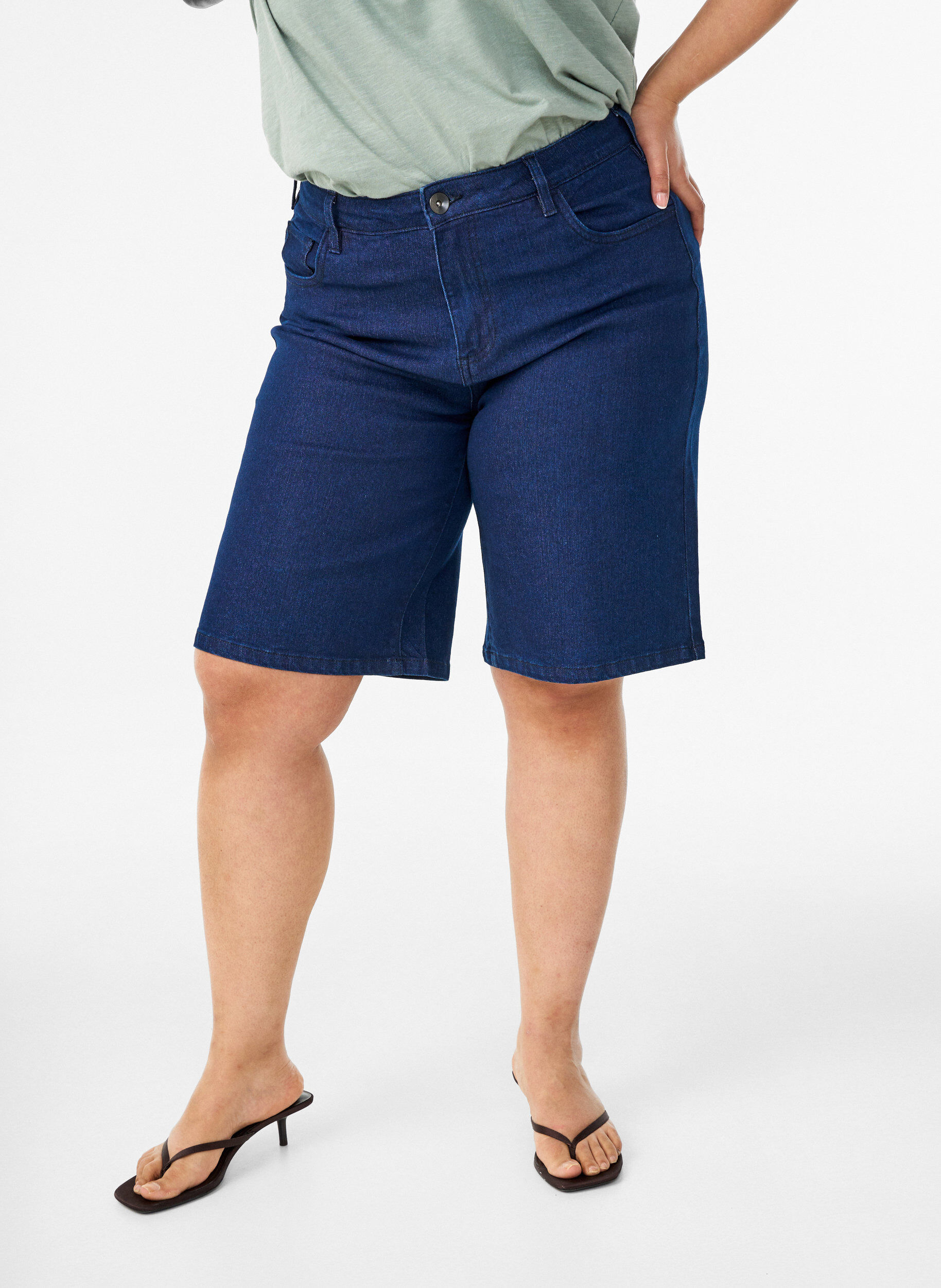 ZizziLocker sitzende Jeansshorts mit hoher Taille, Blau, Model image number 3